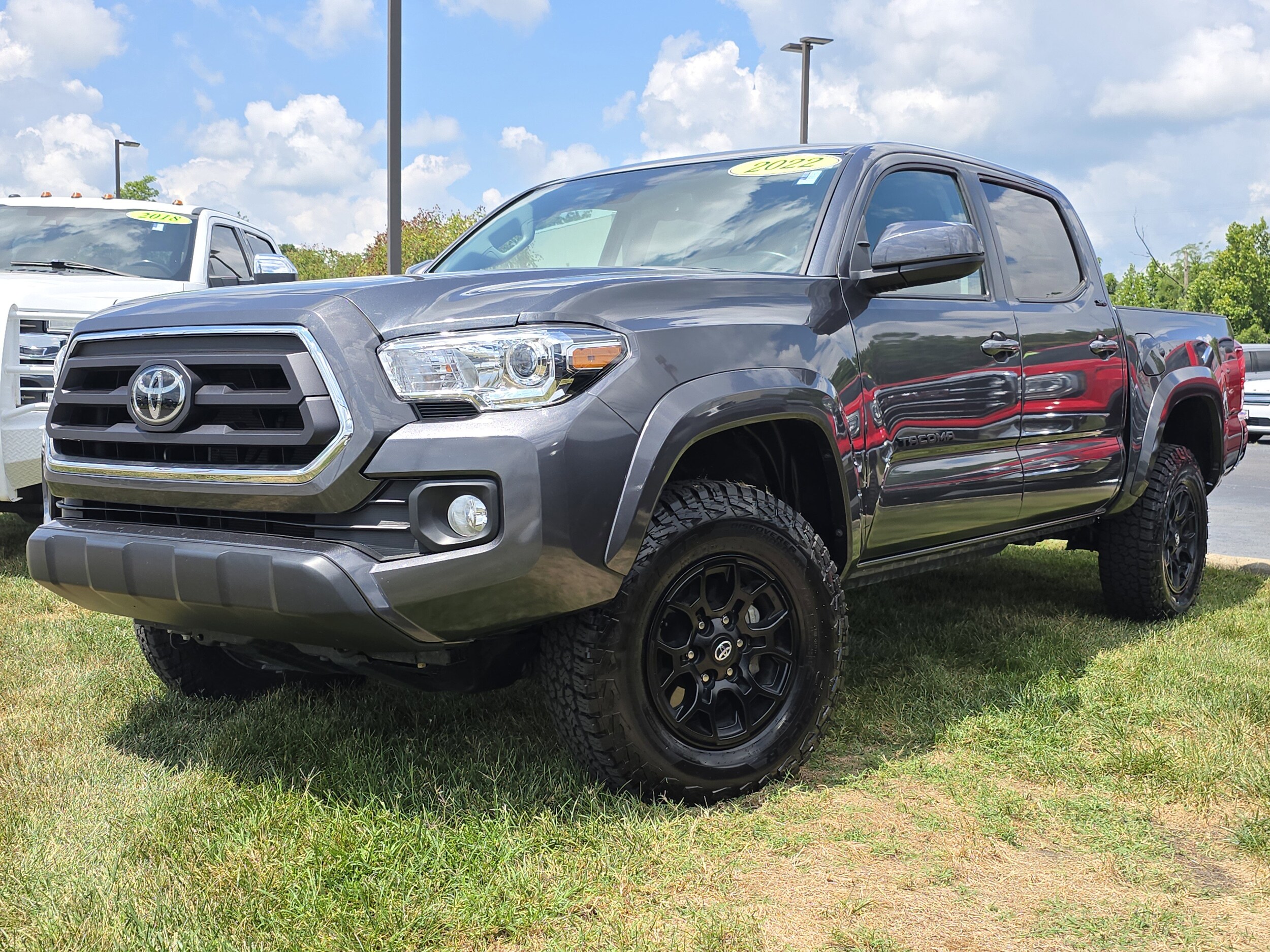 2022 Toyota Tacoma SR5 photo 2