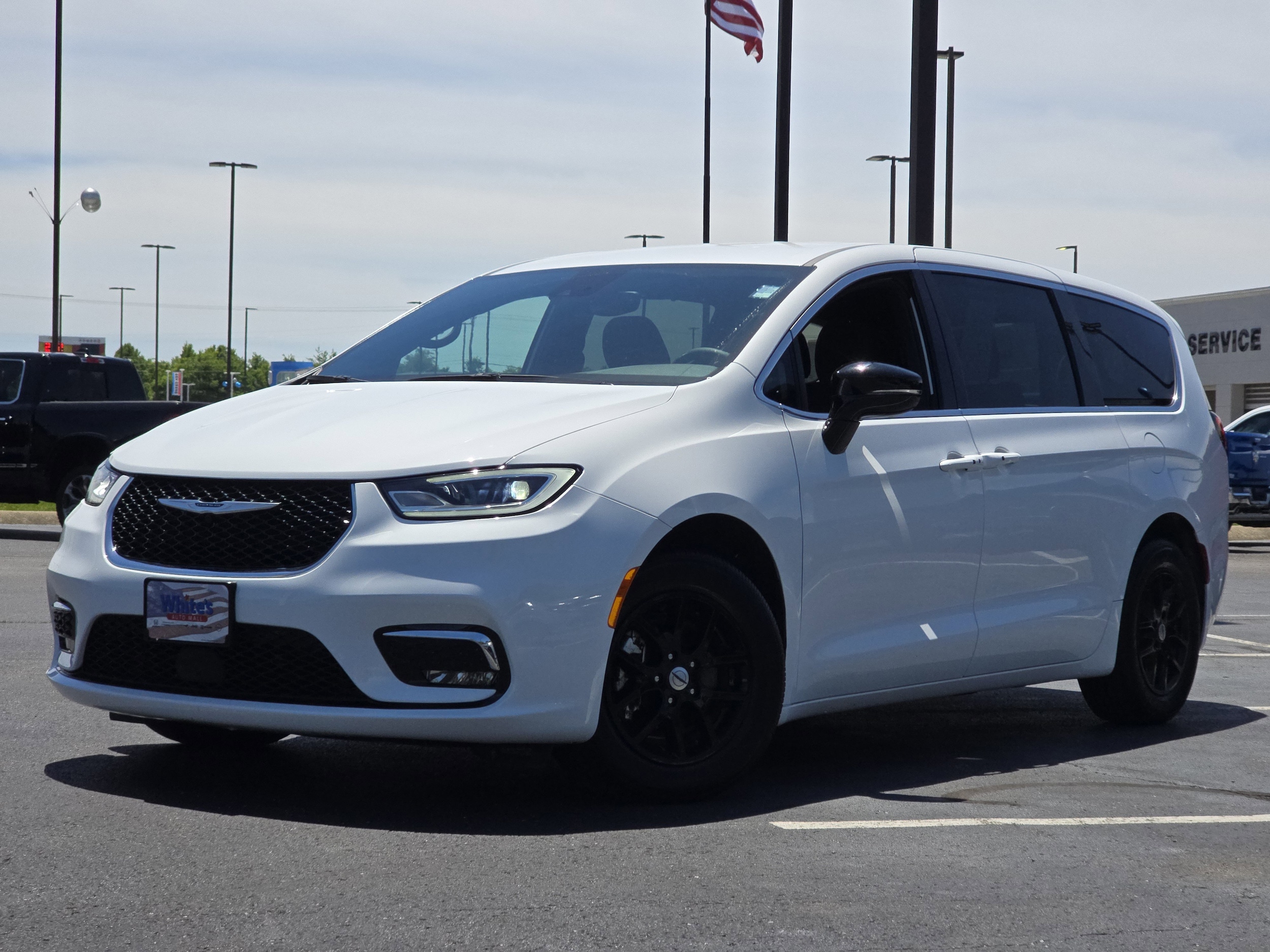 2024 Chrysler Pacifica Touring's photo