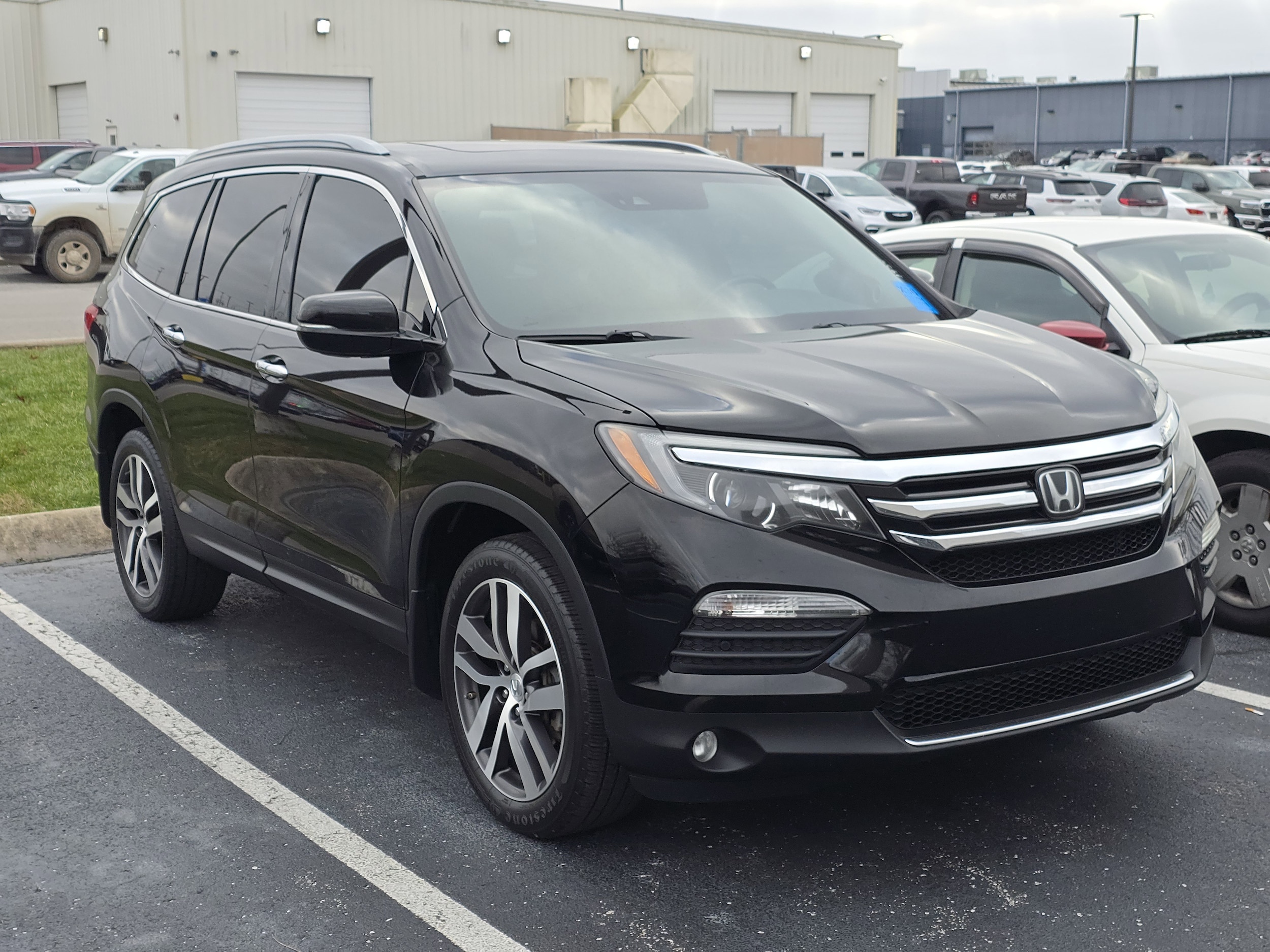 2018 Honda Pilot Elite's photo