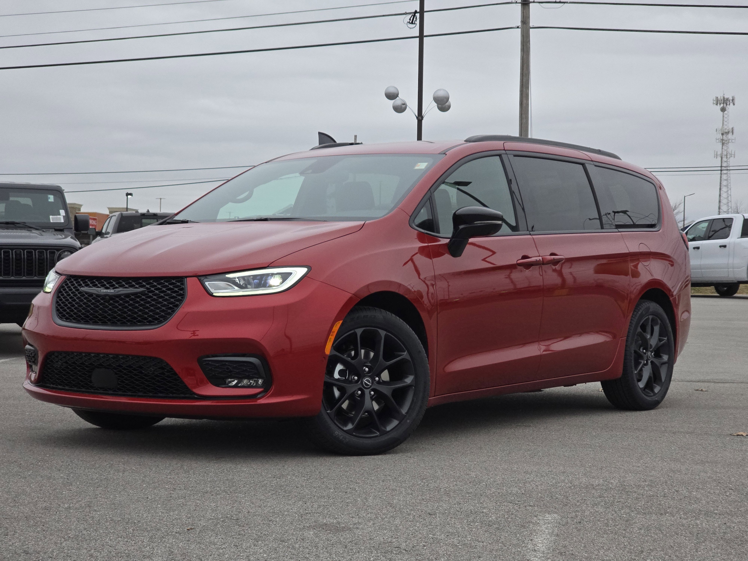 2026 Chrysler Pacifica Select's photo