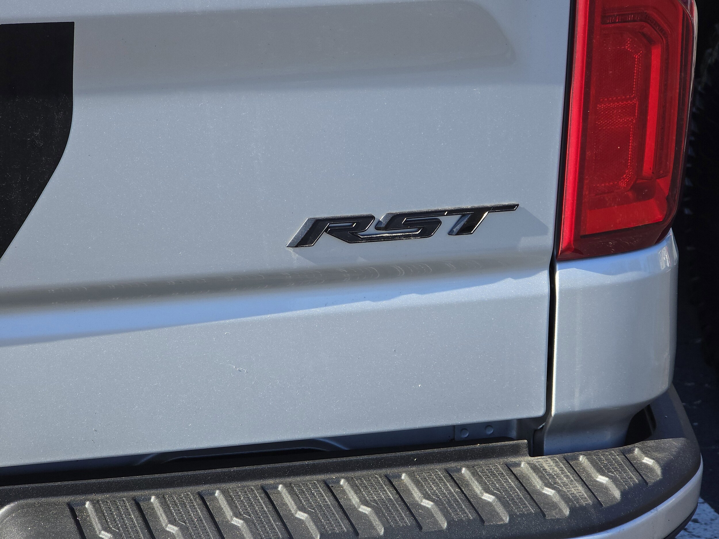 2020 Chevrolet Silverado 1500 RST photo 2