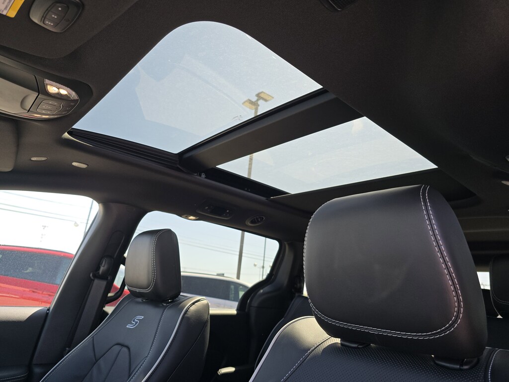 2025 Chrysler Pacifica Hybrid S Appearance photo 3