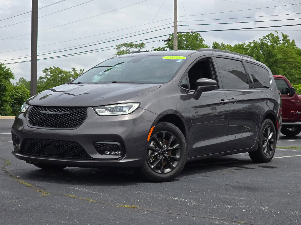 2021 Chrysler Pacifica Touring's photo