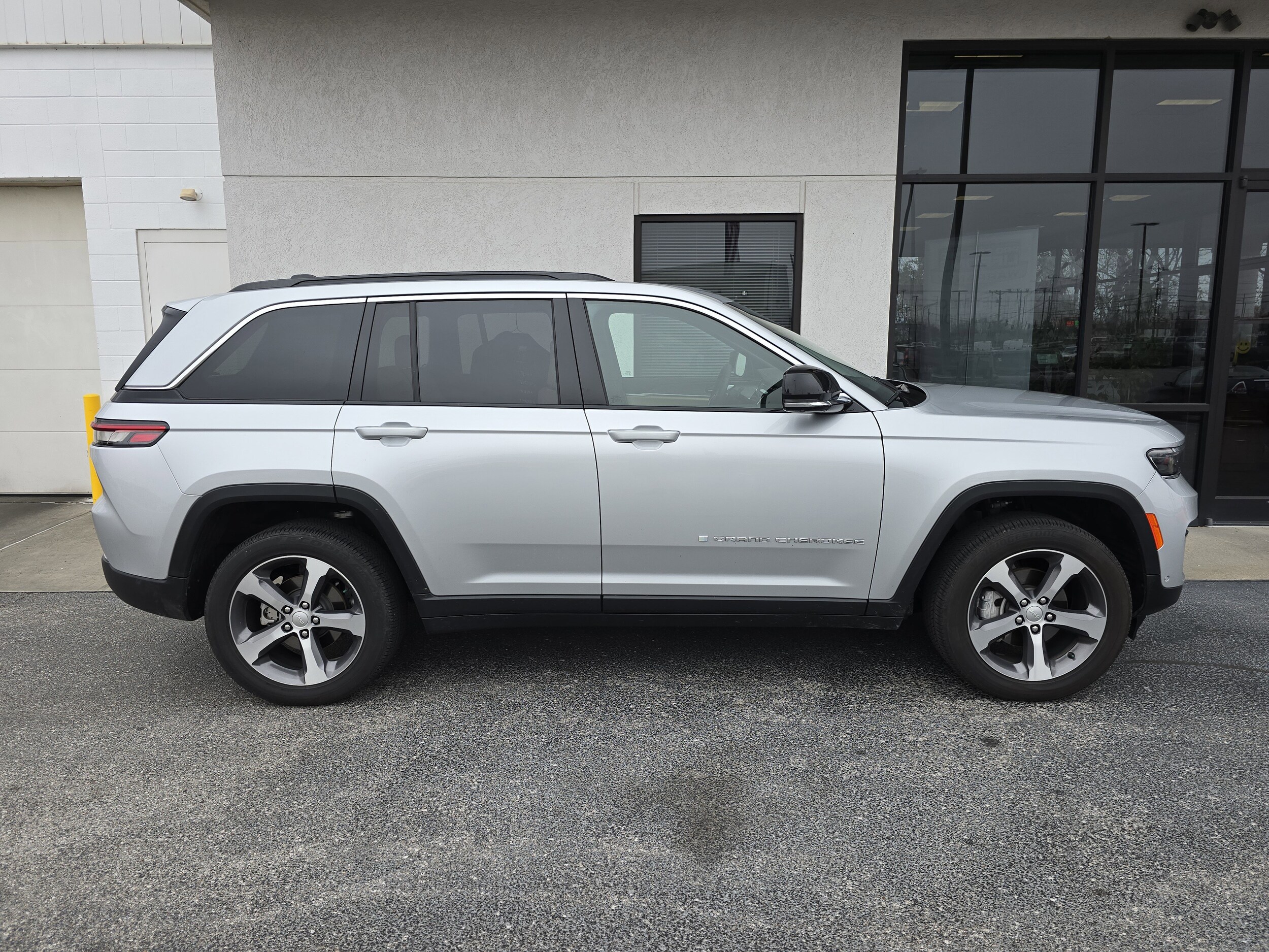 2024 Jeep Grand Cherokee Limited photo 2