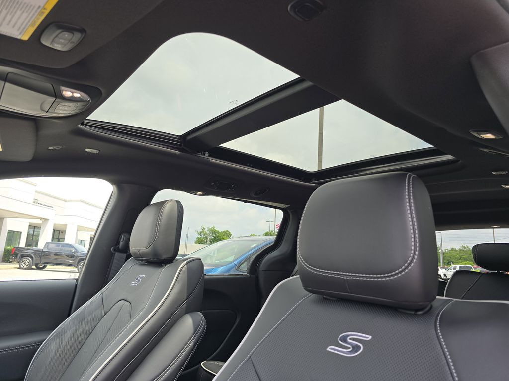 2025 Chrysler Pacifica Limited photo 3