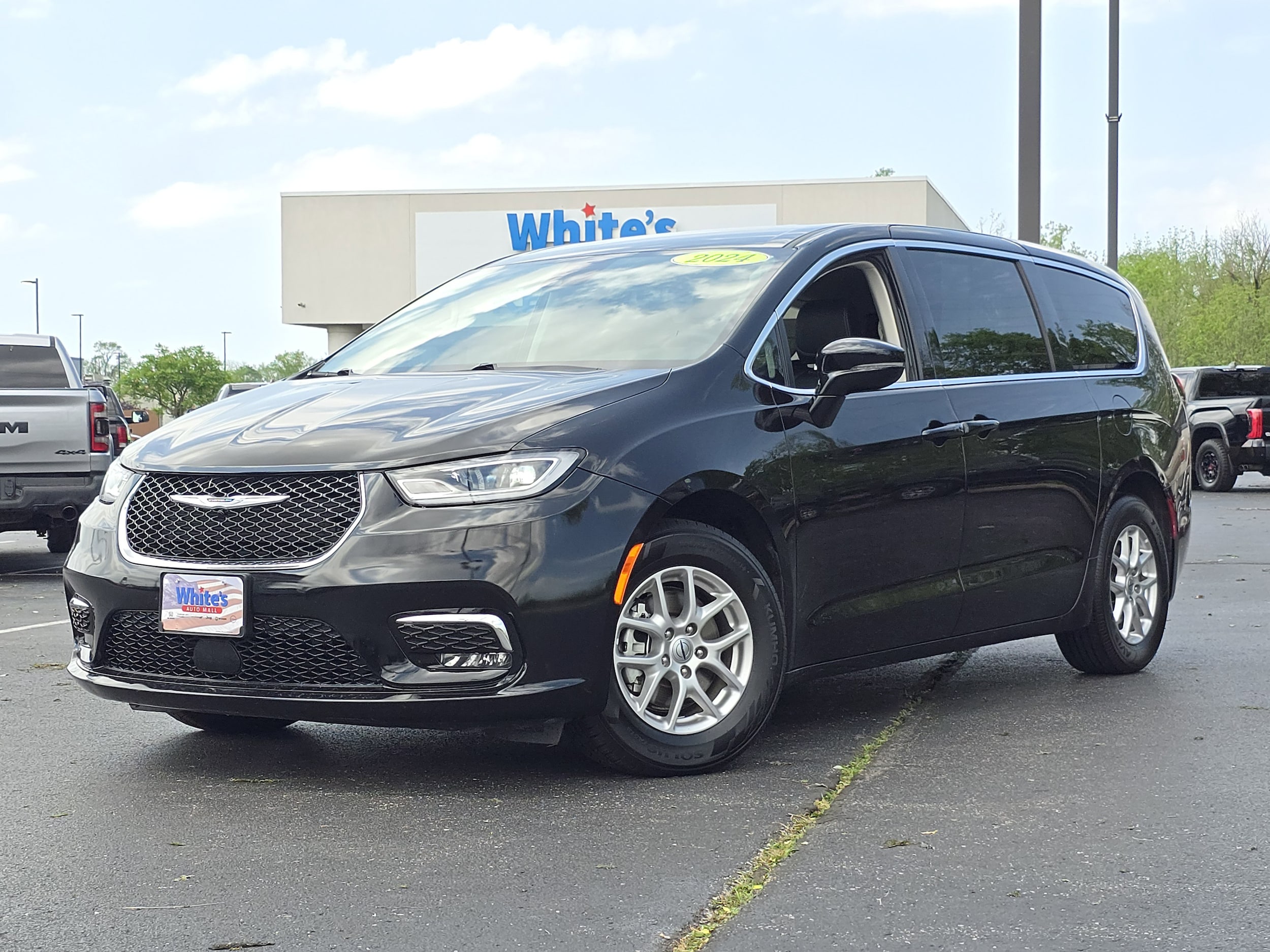 2024 Chrysler Pacifica Touring L's photo