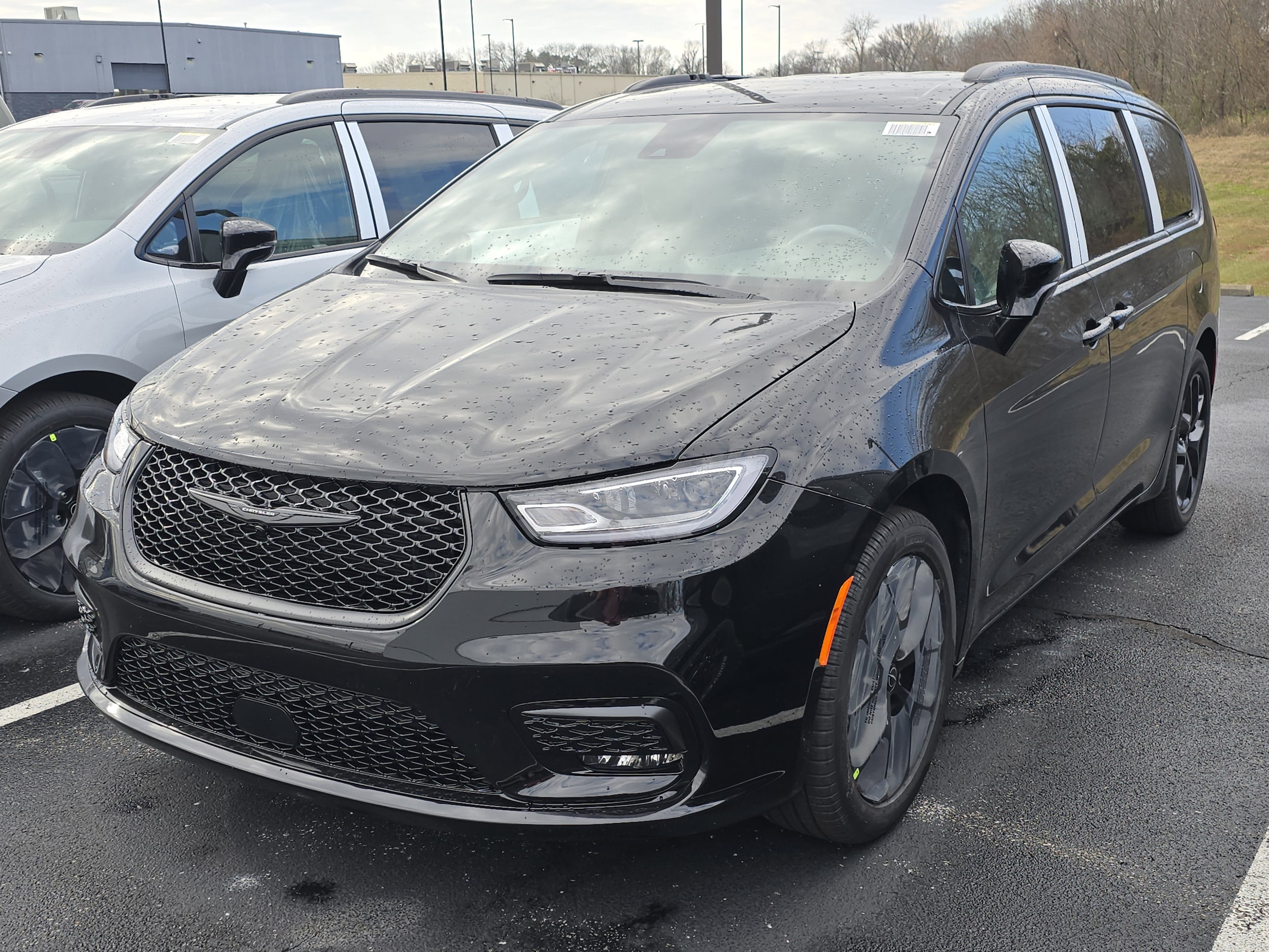 2026 Chrysler Pacifica Select's photo