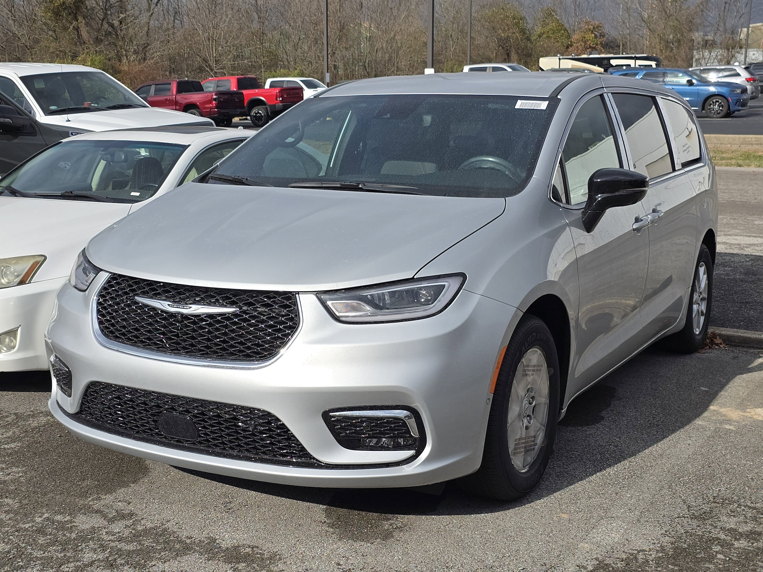 2026 Chrysler Pacifica Select's photo
