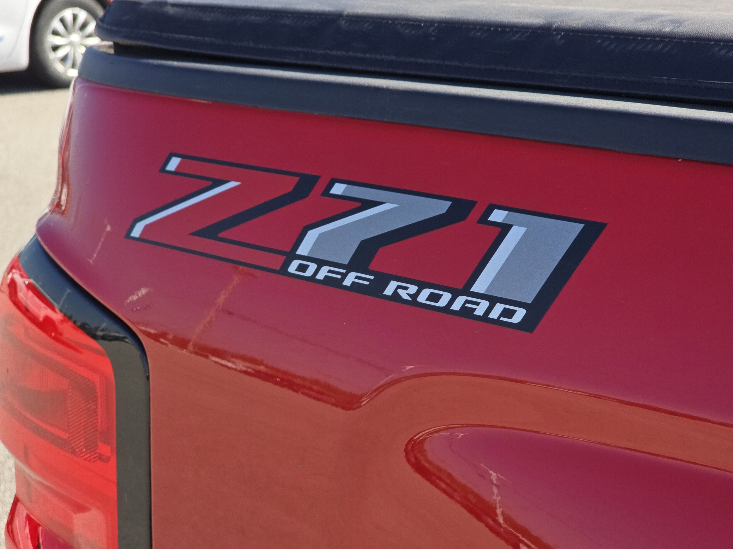 2018 Chevrolet Silverado 1500 LT photo 2