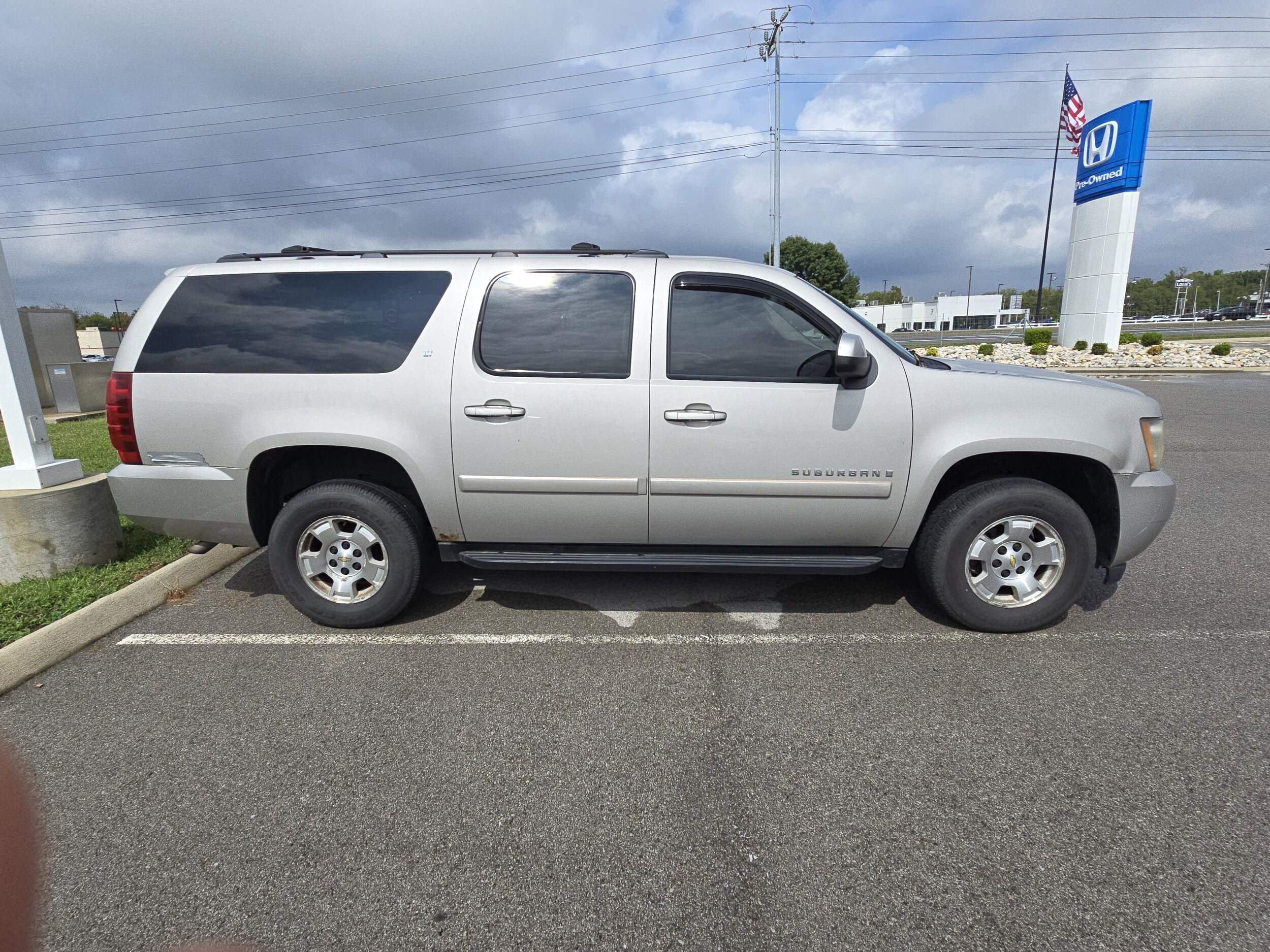 2007 Chevrolet Suburban 1500 LT photo 2