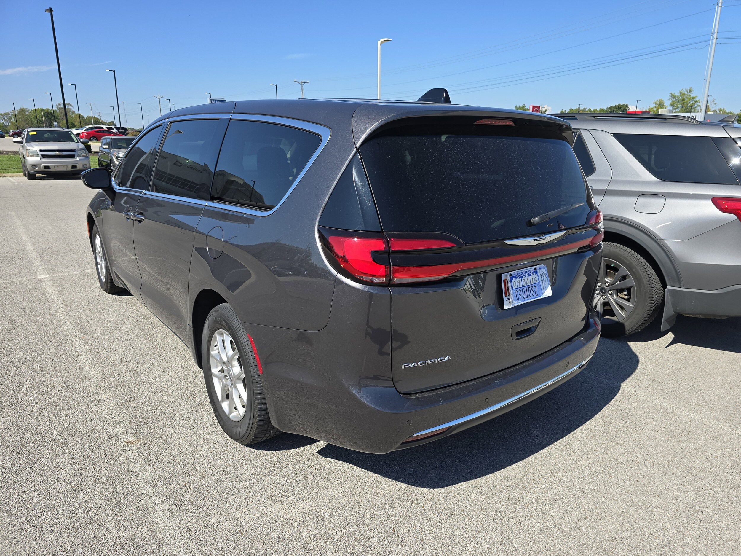 2023 Chrysler Pacifica Touring L photo 4