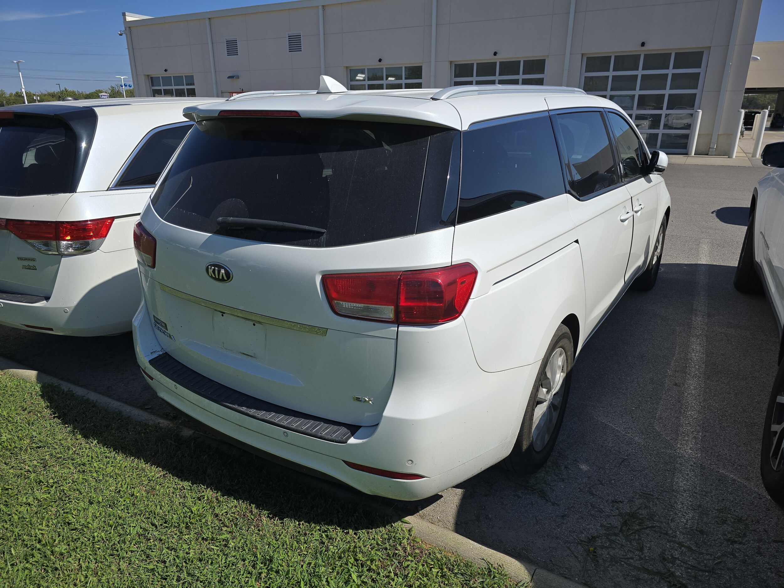 2015 Kia Sedona EX photo 2
