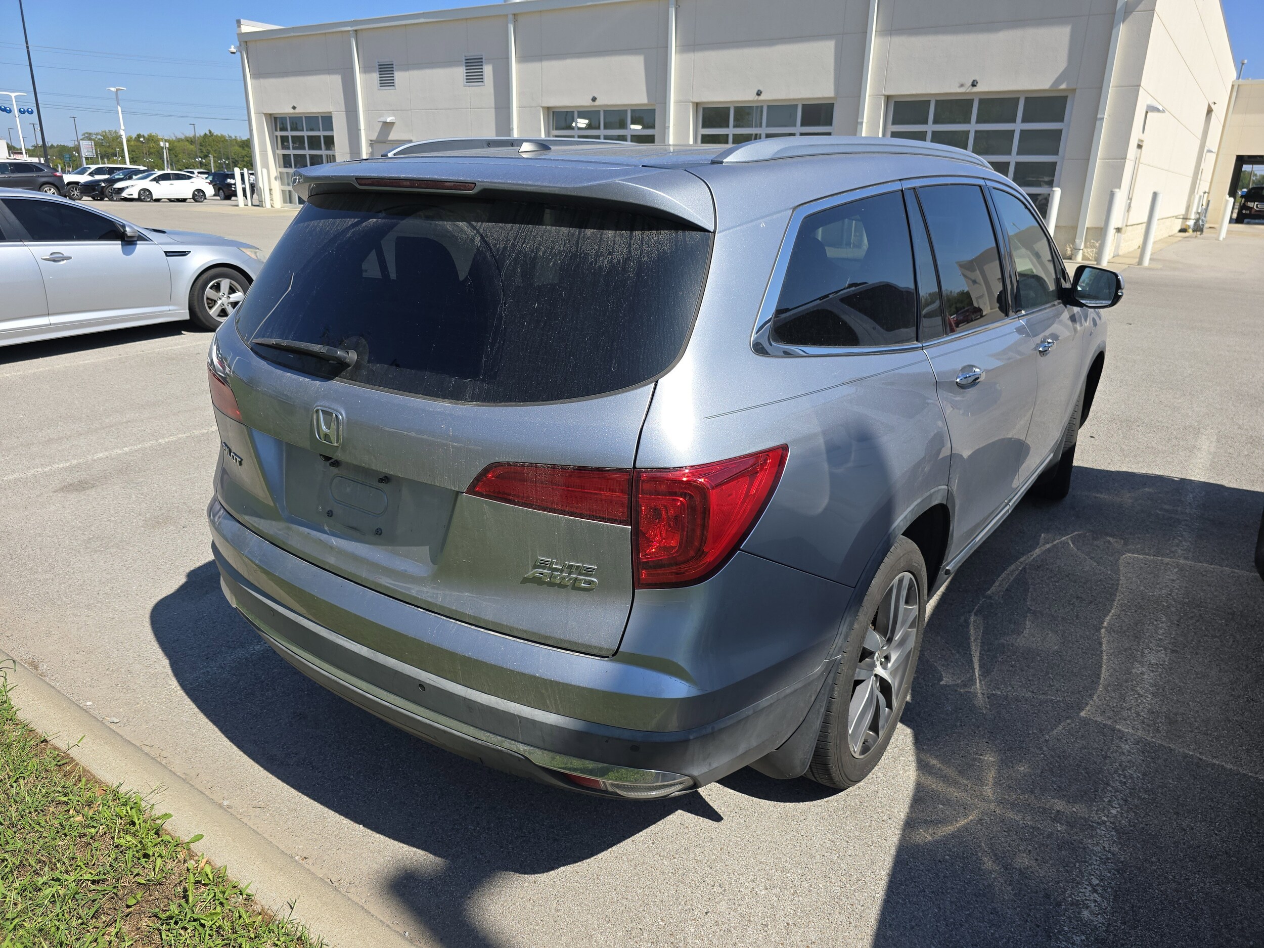 2017 Honda Pilot Elite photo 2
