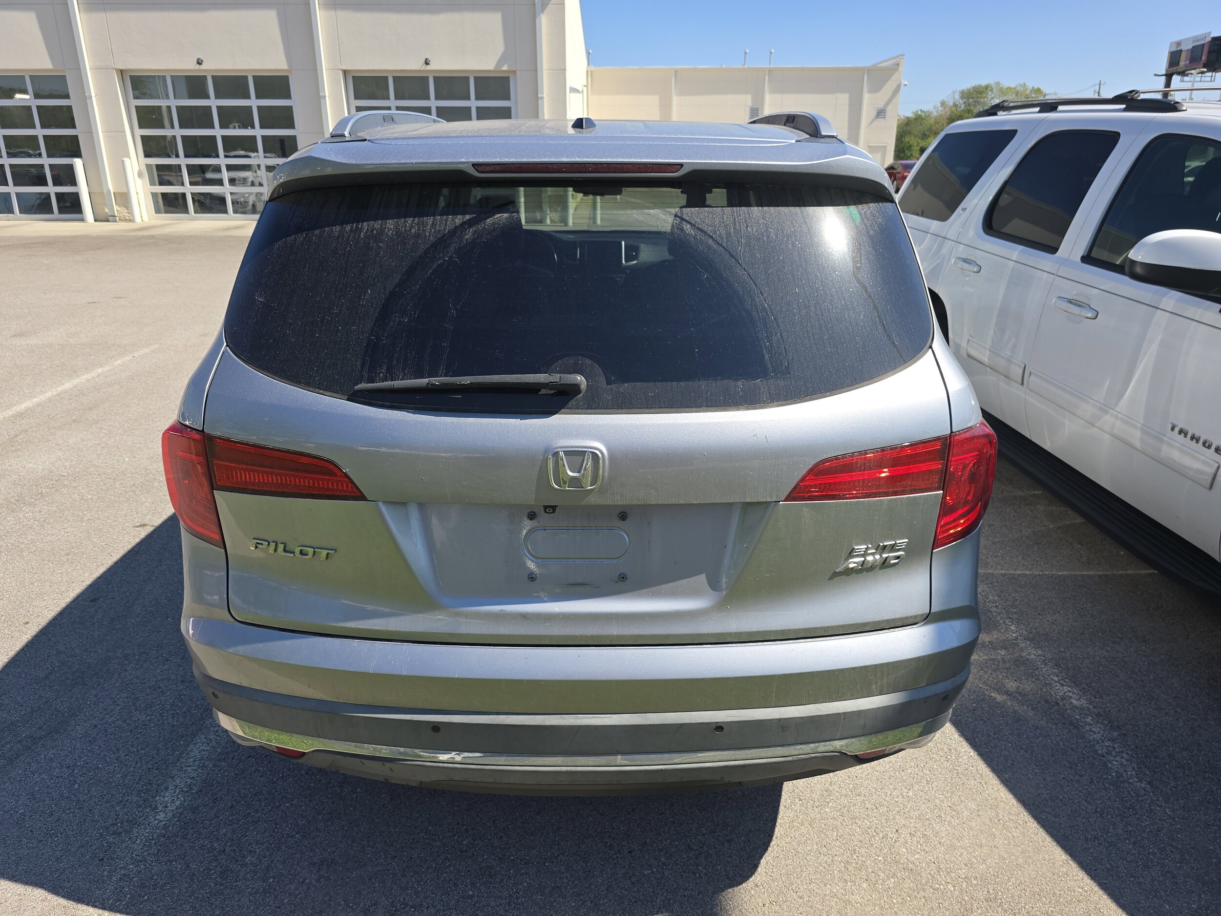 2017 Honda Pilot Elite photo 3