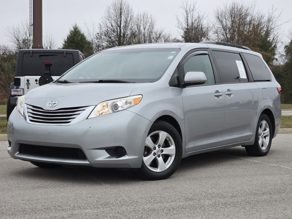 2015 Toyota Sienna LE photo 2