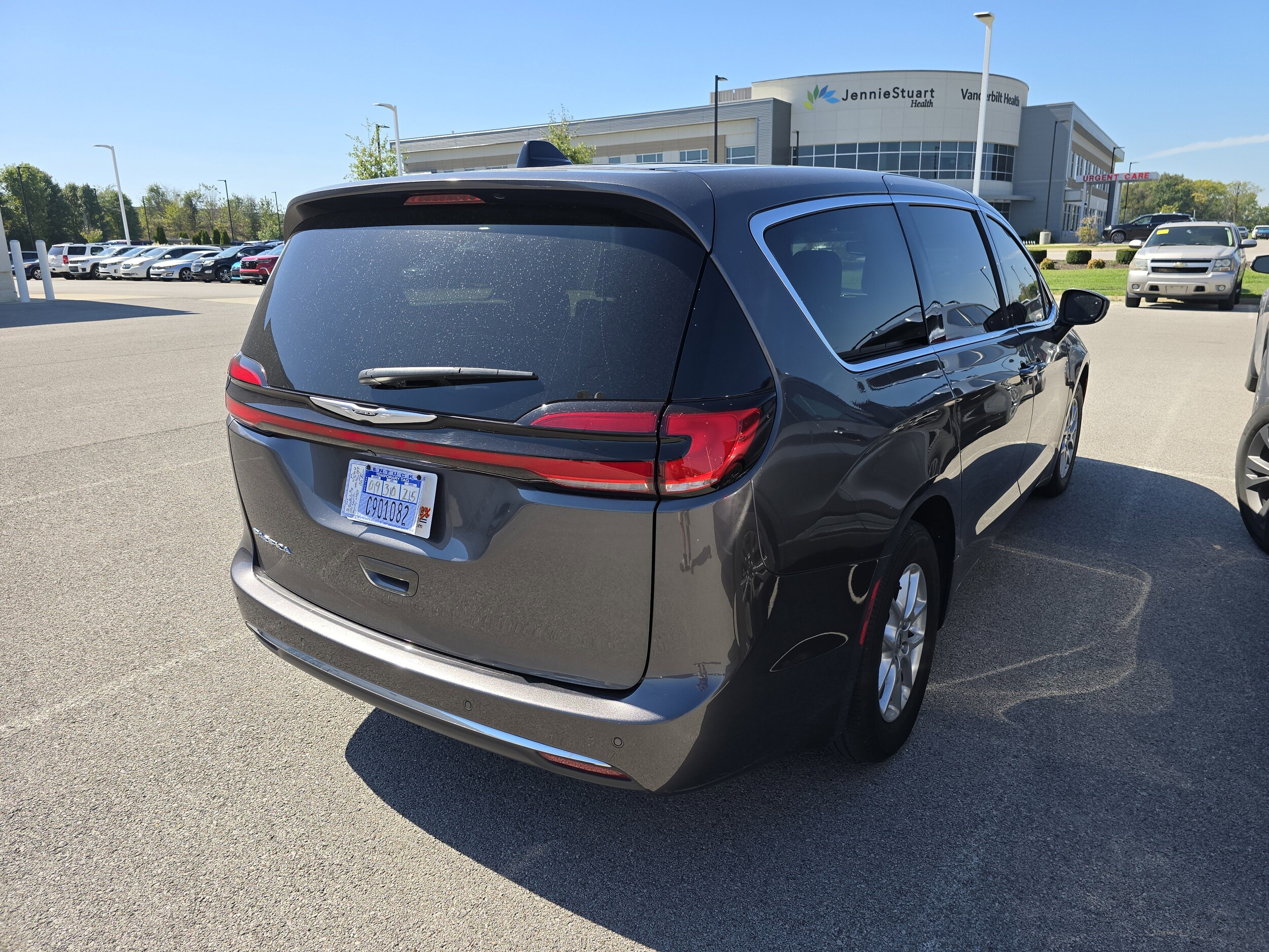 2023 Chrysler Pacifica Touring L photo 2