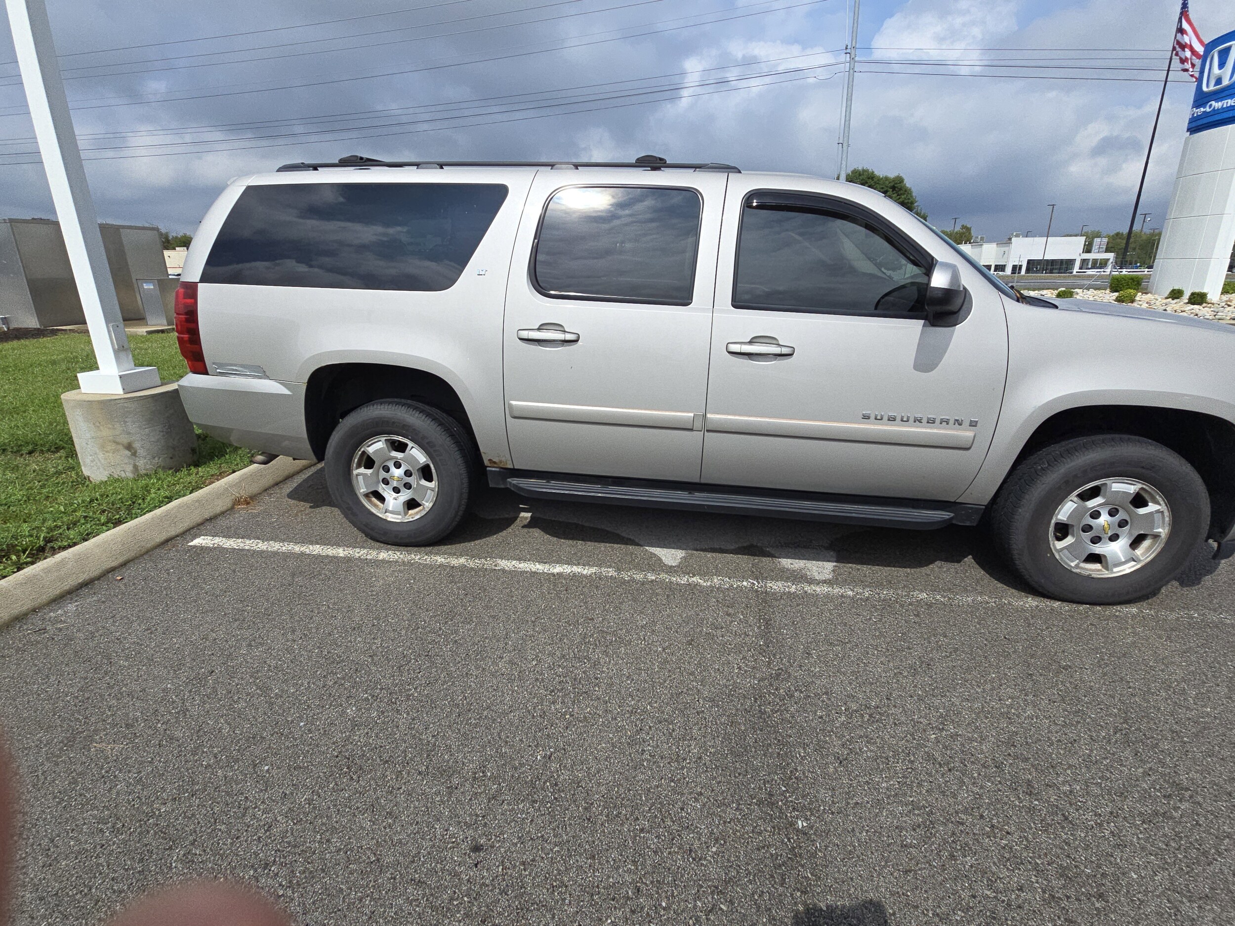 2007 Chevrolet Suburban 1500 LT photo 2
