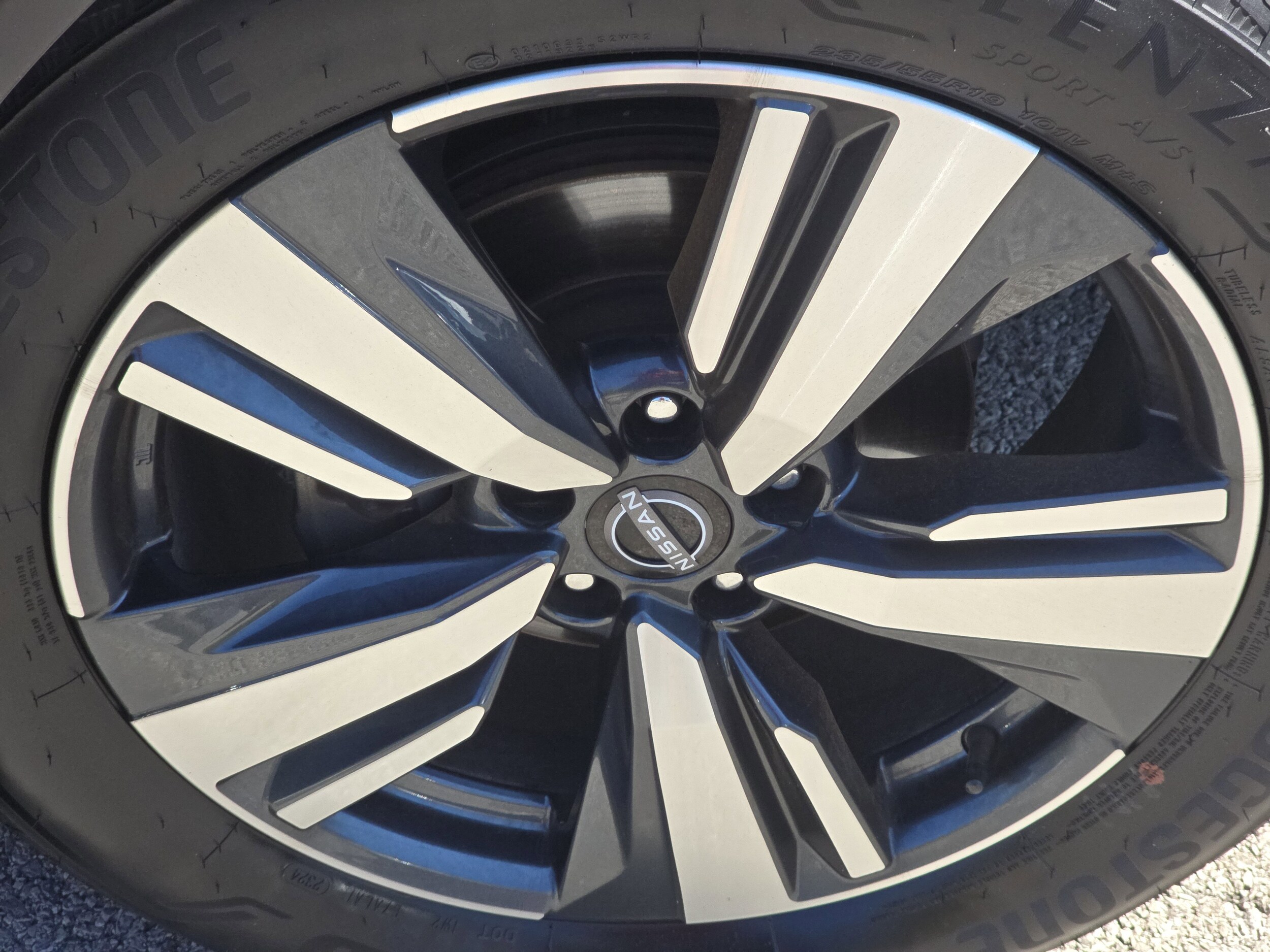 2023 Nissan Rogue SL photo 2