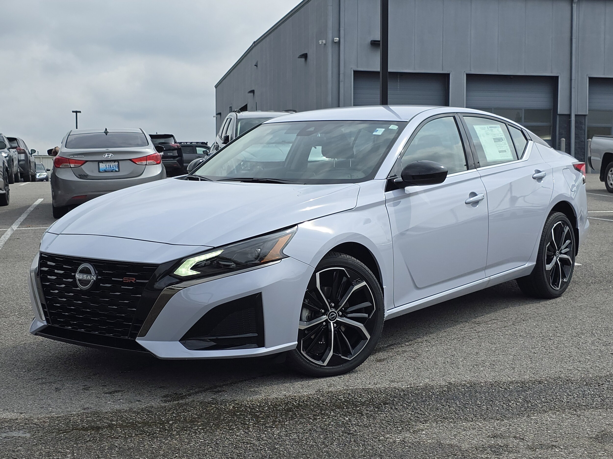 2025 Nissan Altima SR photo 2