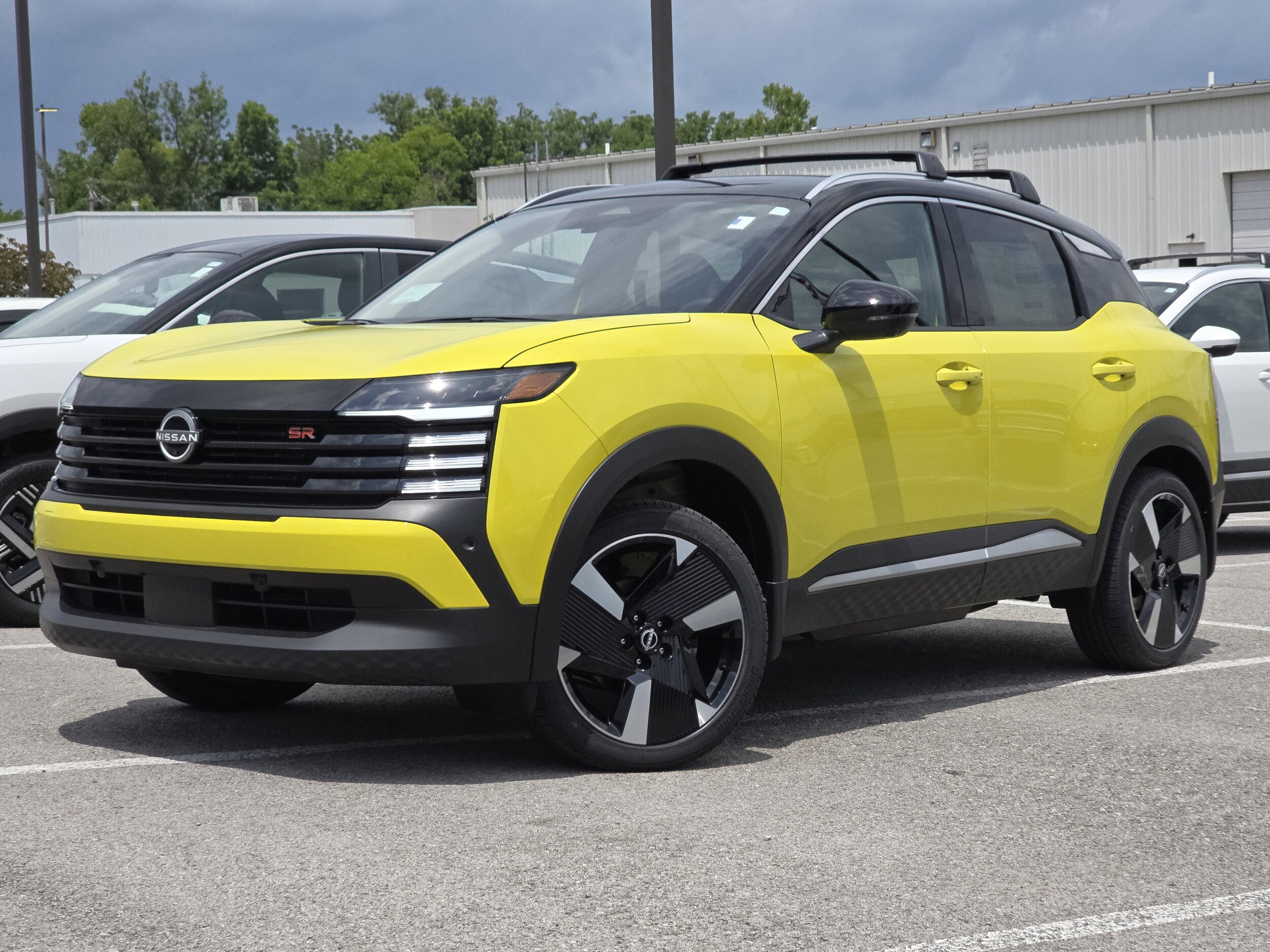 2025 Nissan Kicks SR photo 2