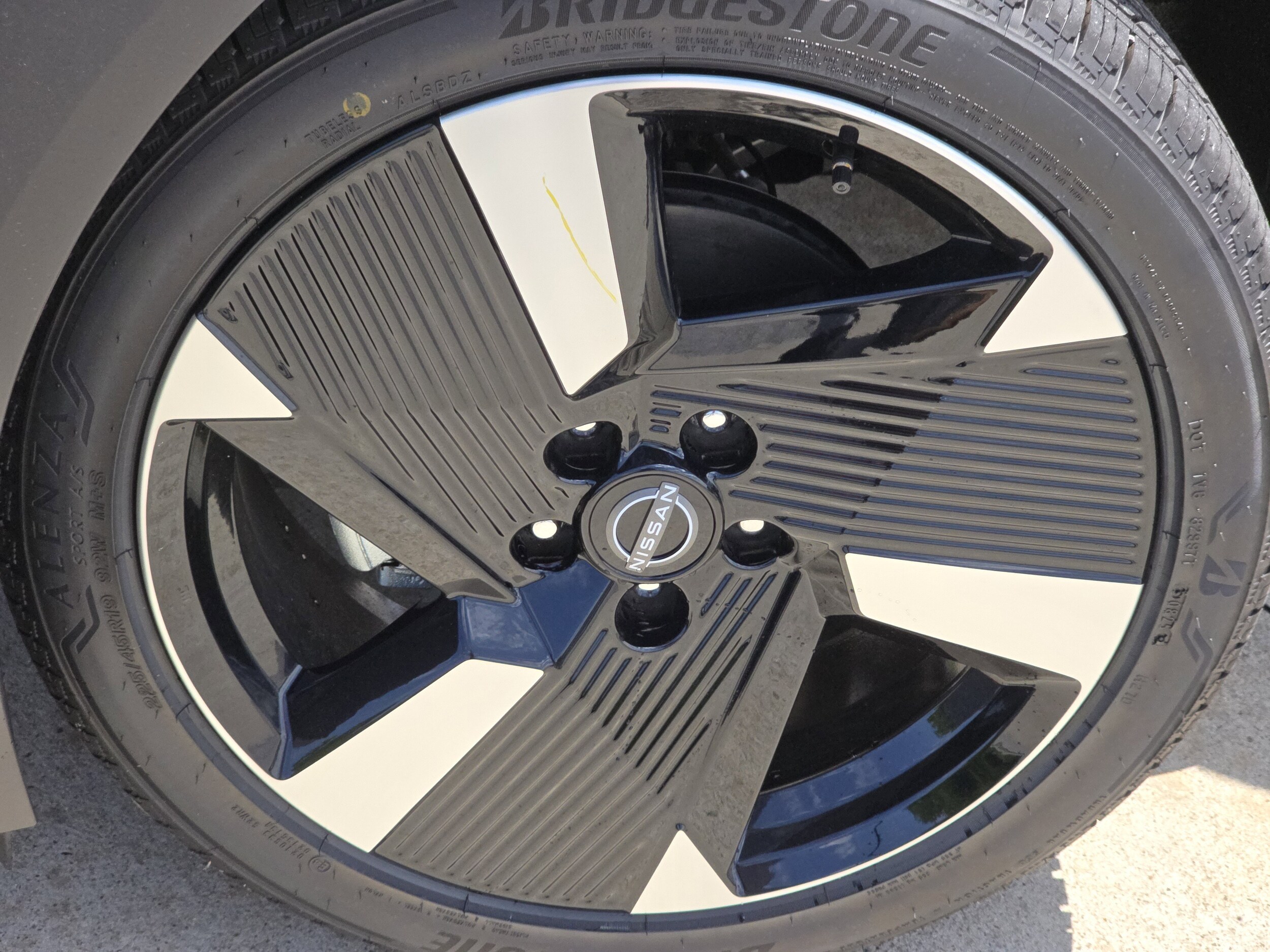 2025 Nissan Kicks SR photo 2