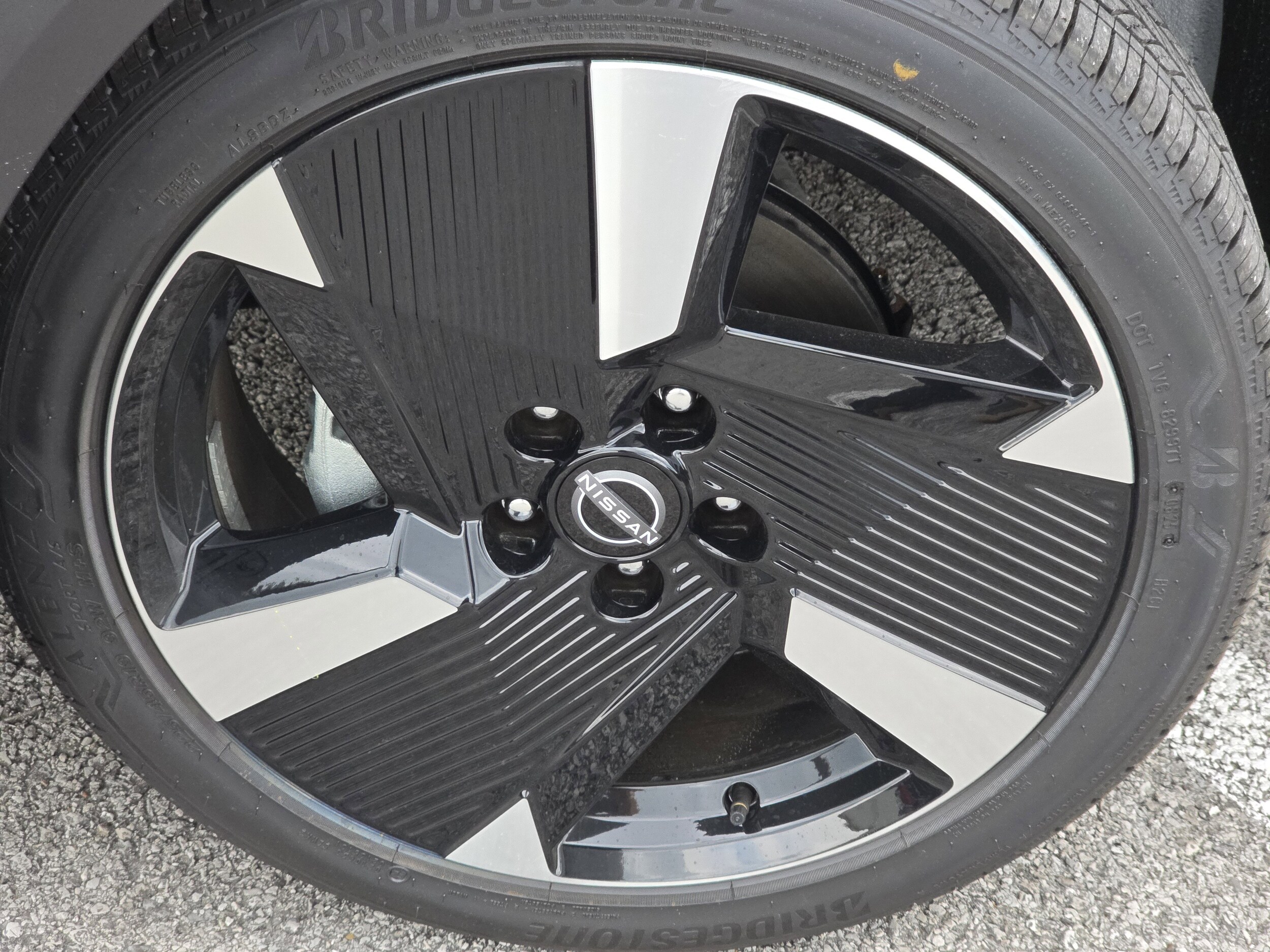 2025 Nissan Kicks SR photo 3