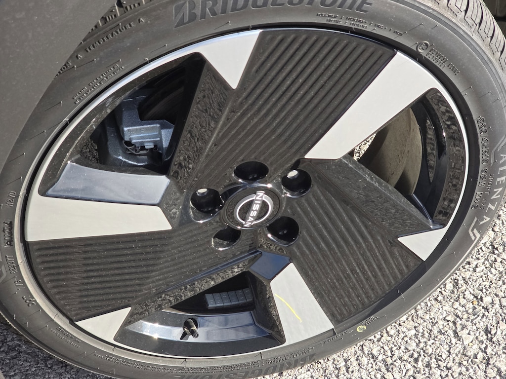 New 2025 Nissan Kicks SR SUV