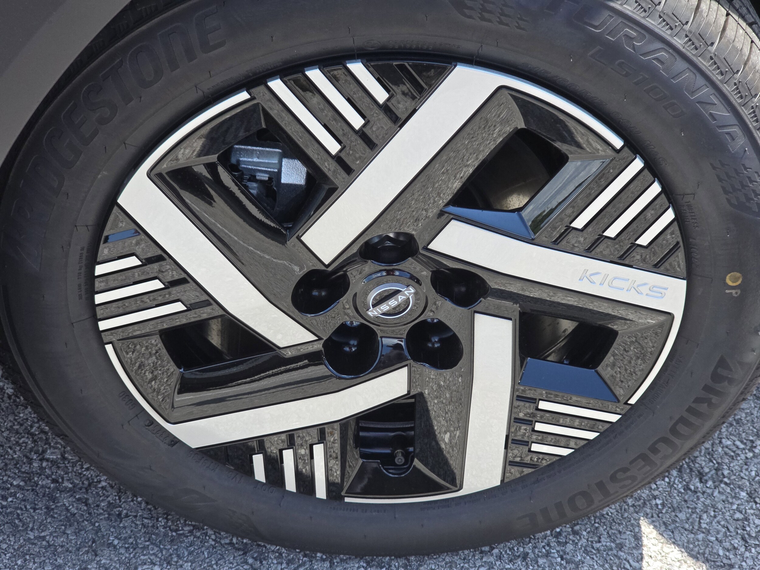 2025 Nissan Kicks SV photo 2