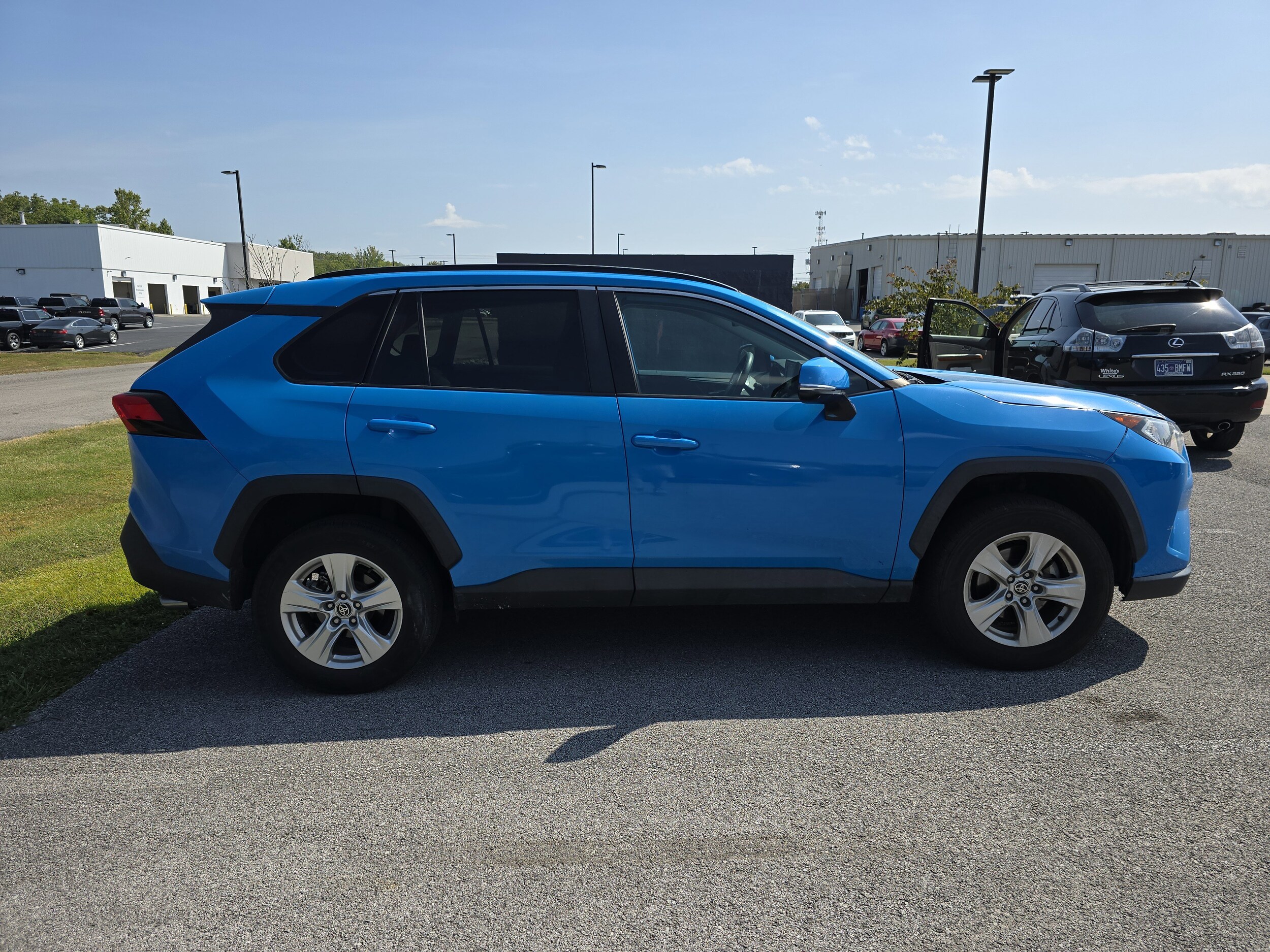 2021 Toyota RAV4 XLE photo 2
