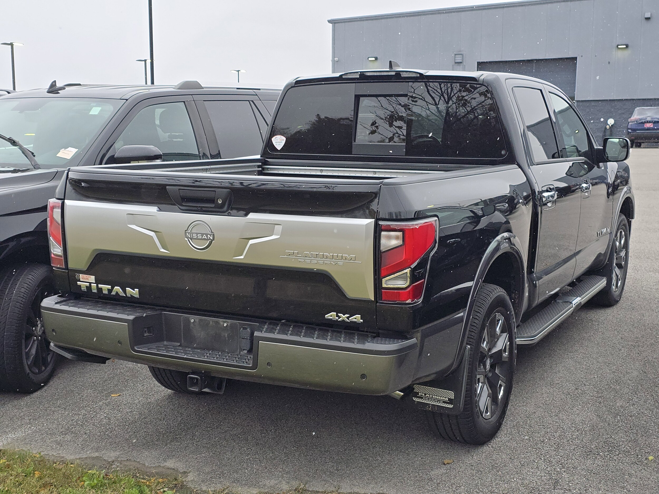 2023 Nissan Titan Platinum Reserve Crew Cab photo 2