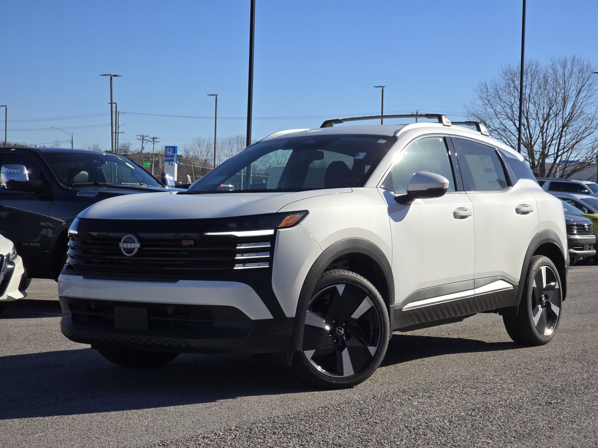 2025 Nissan Kicks SR's photo