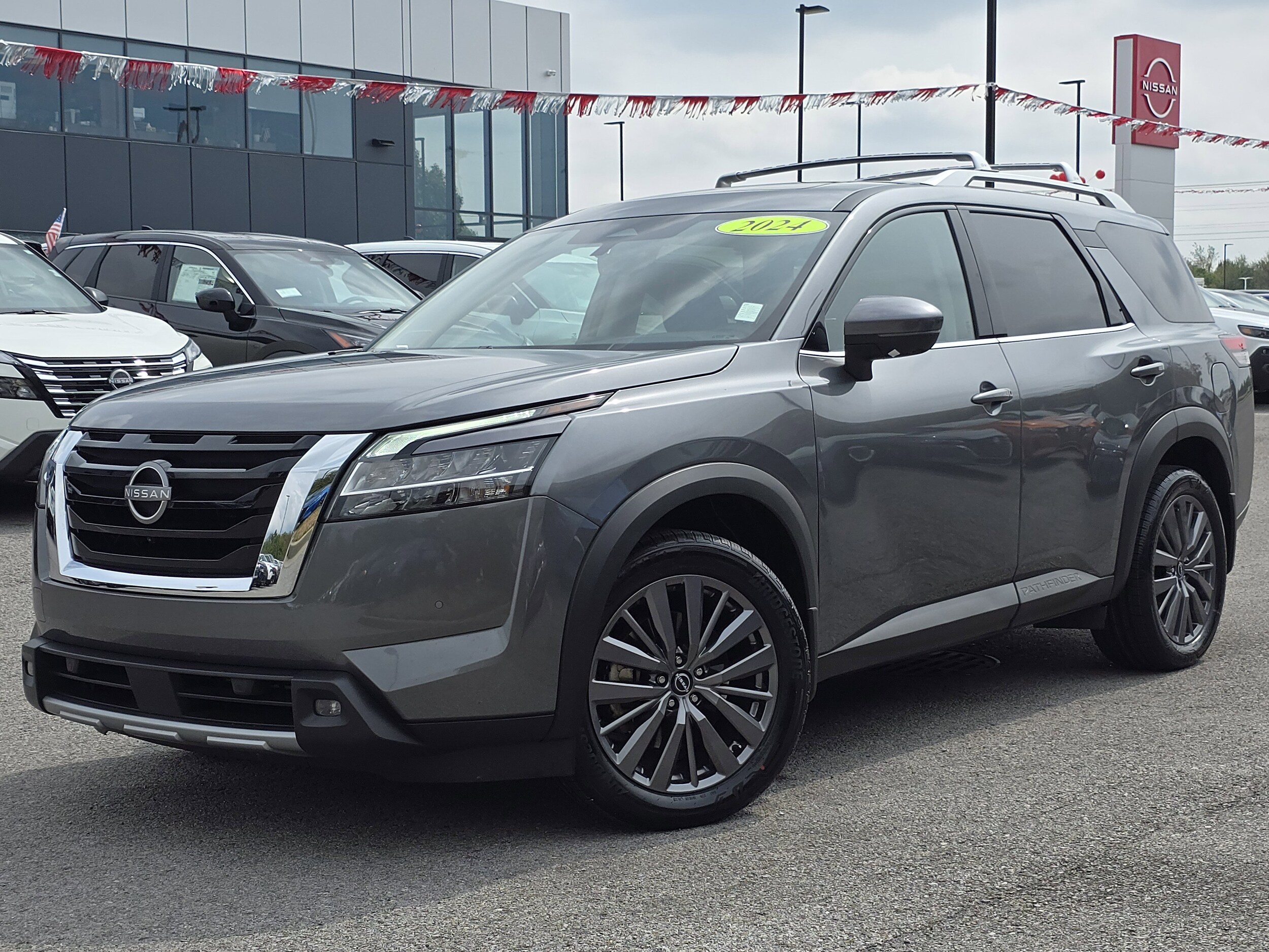 2024 Nissan Pathfinder SL photo 2