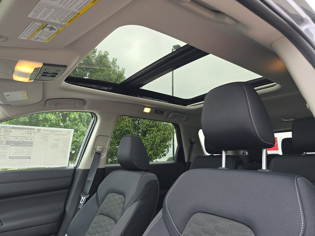 2025 Nissan Pathfinder SV photo 2