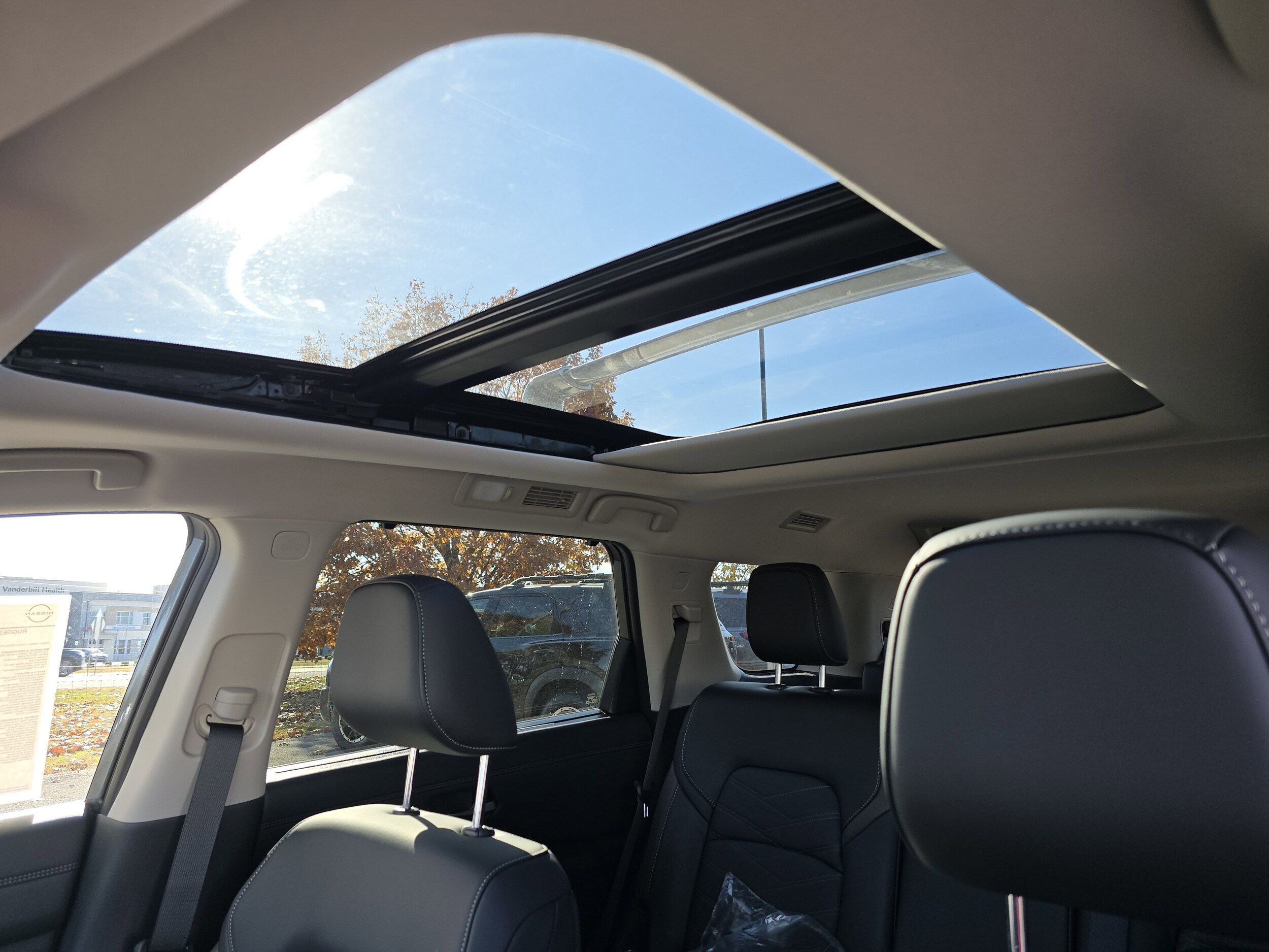 2025 Nissan Pathfinder Platinum photo 2