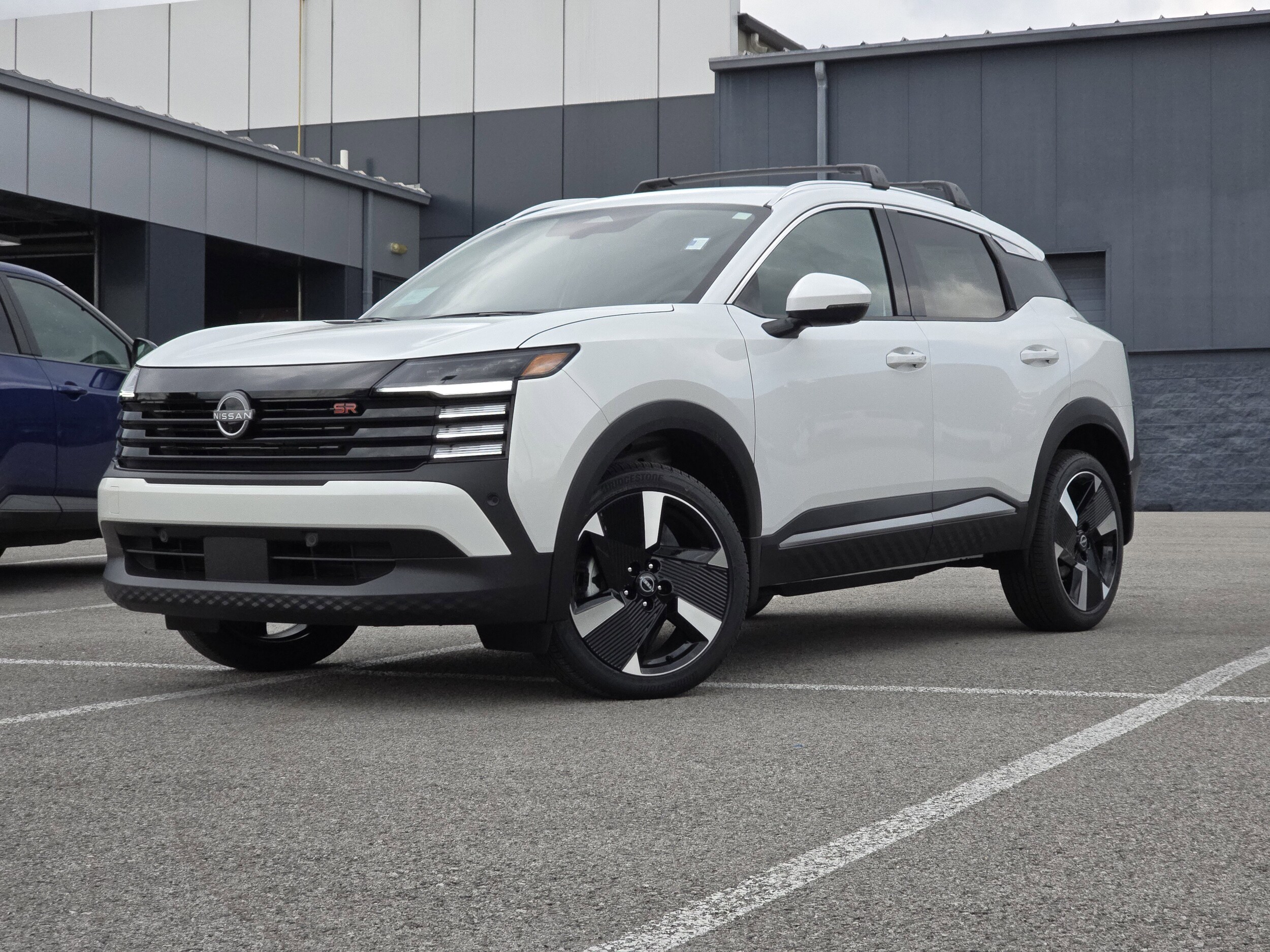 2025 Nissan Kicks SR photo 2