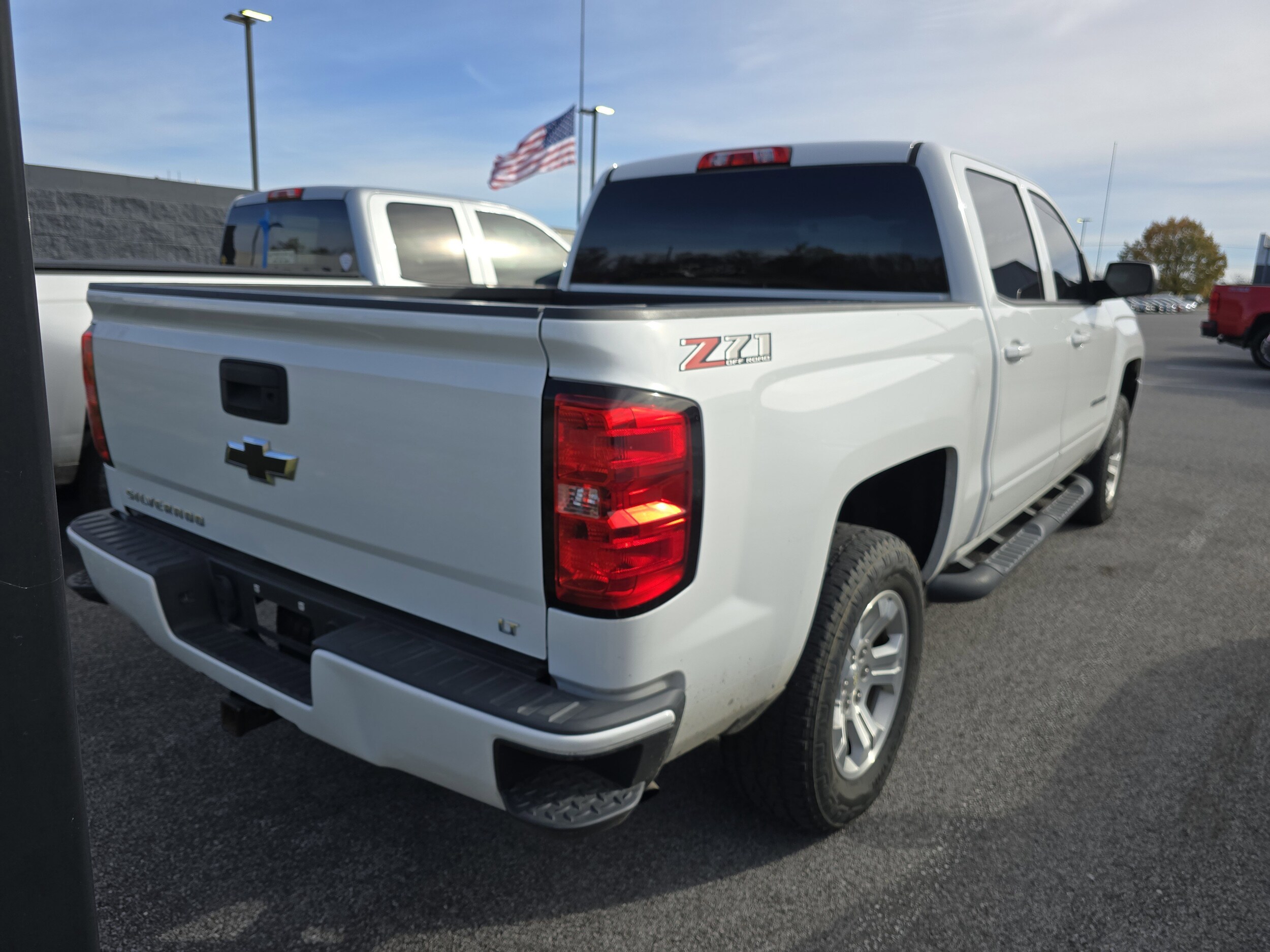 2018 Chevrolet Silverado 1500 LT photo 3