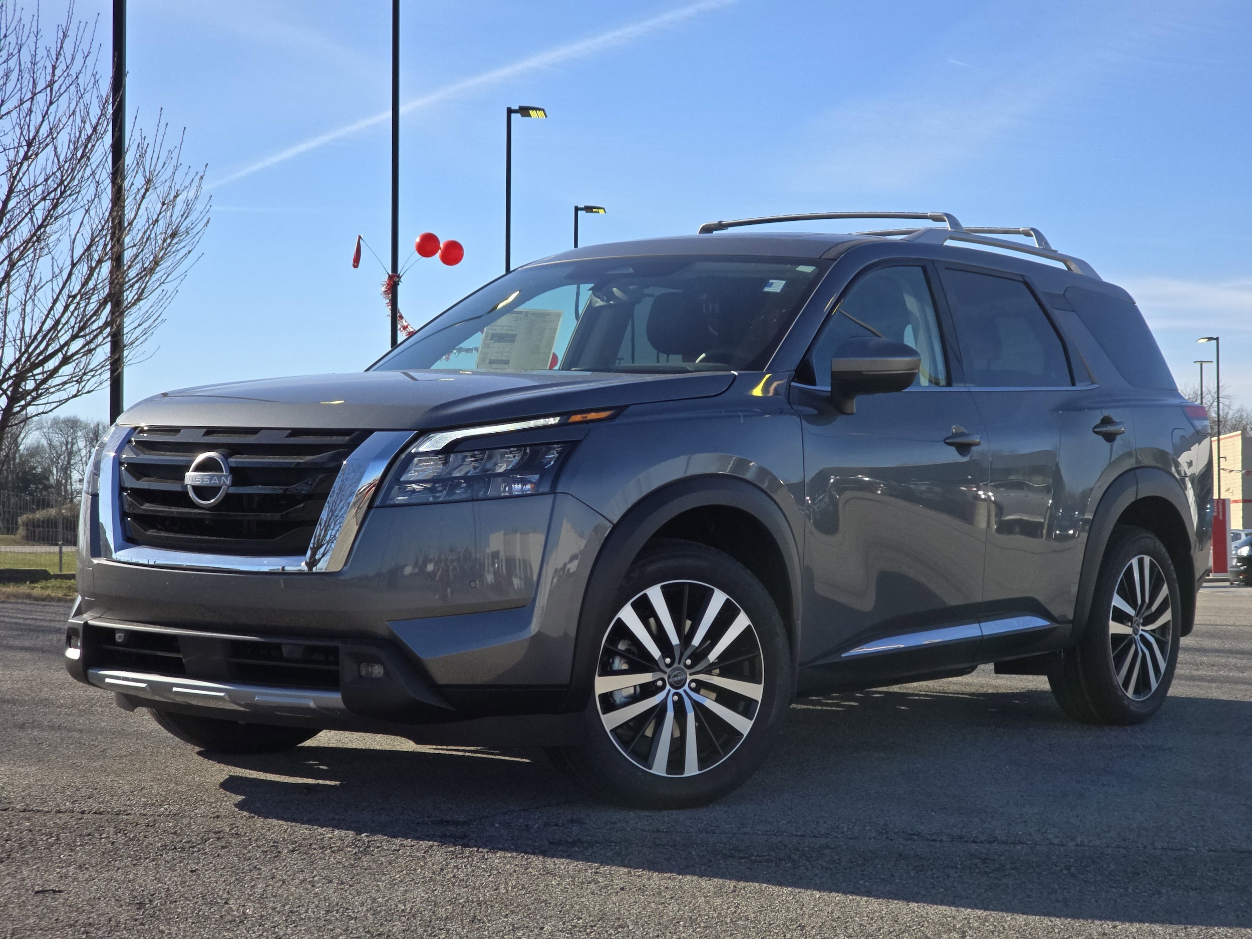 2025 Nissan Pathfinder Platinum's photo