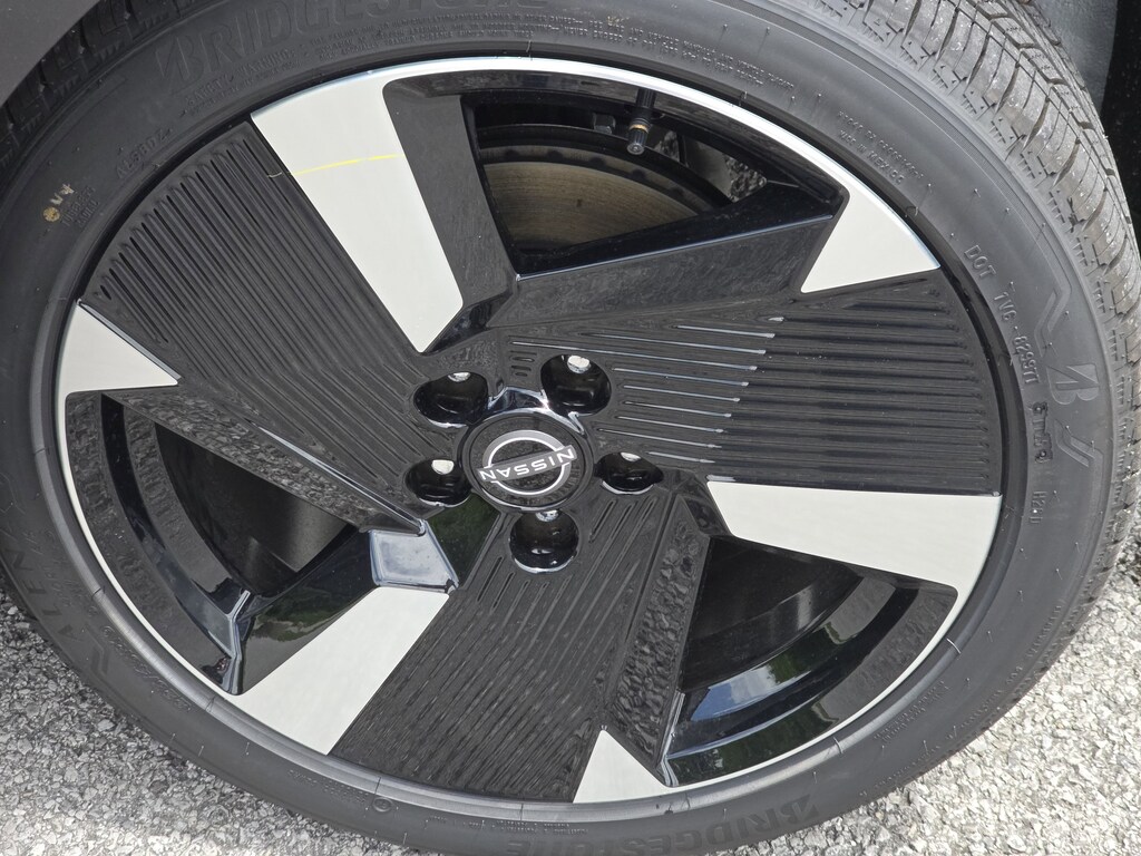 2025 Nissan Kicks SR photo 2