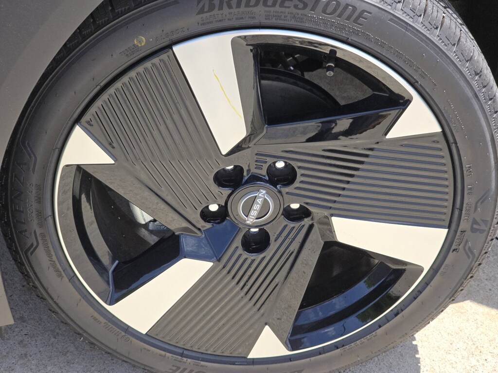 2025 Nissan Kicks SR photo 2