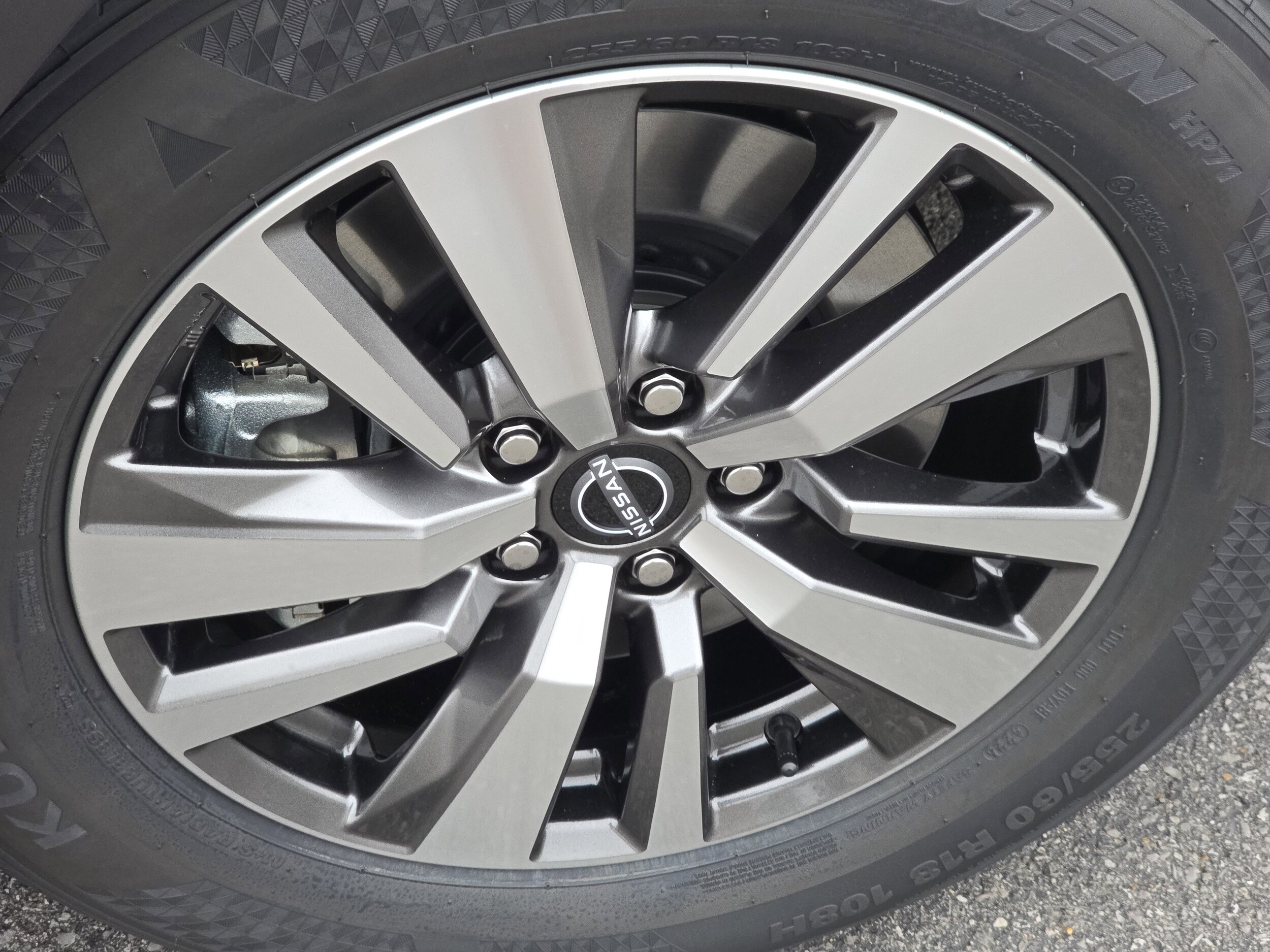 2025 Nissan Pathfinder SL photo 2