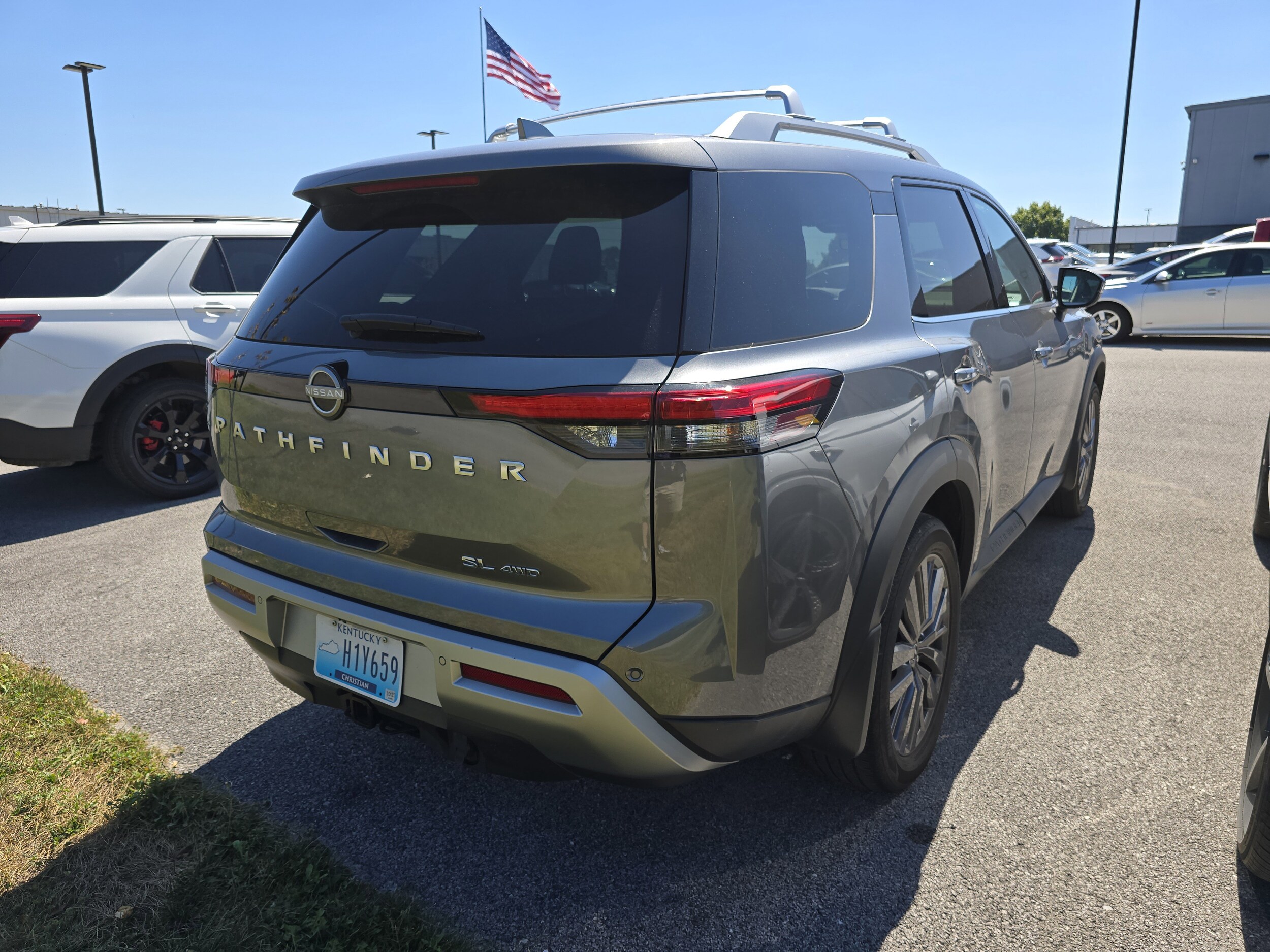 2024 Nissan Pathfinder SL photo 2