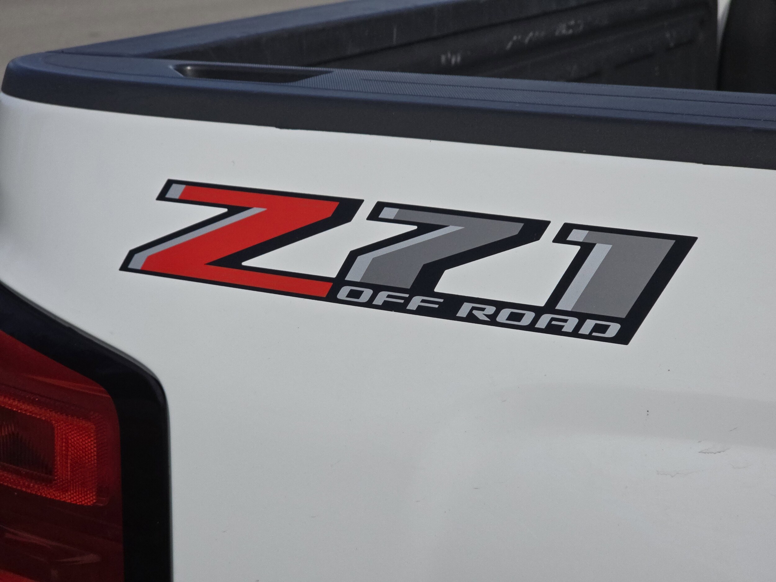 2018 Chevrolet Silverado 1500 LT photo 2