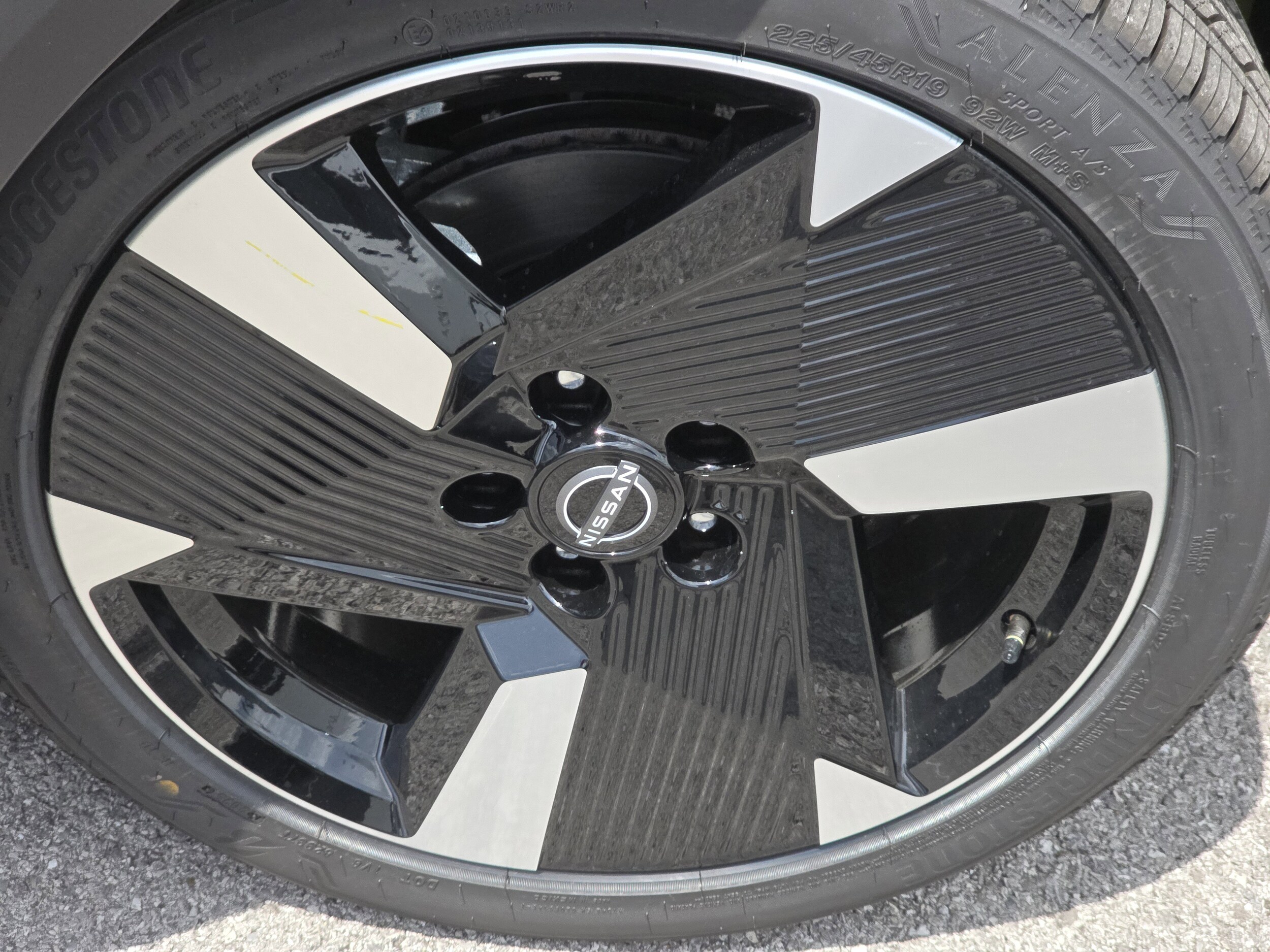 2025 Nissan Kicks SR photo 3