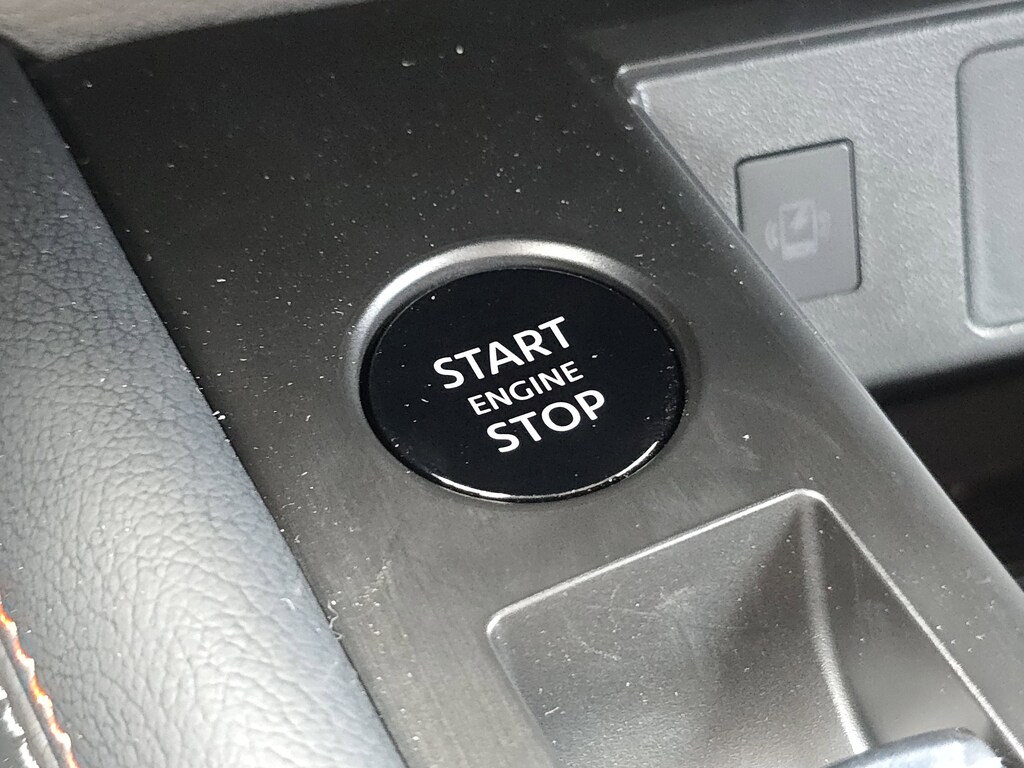 2025 Nissan Kicks SR photo 3