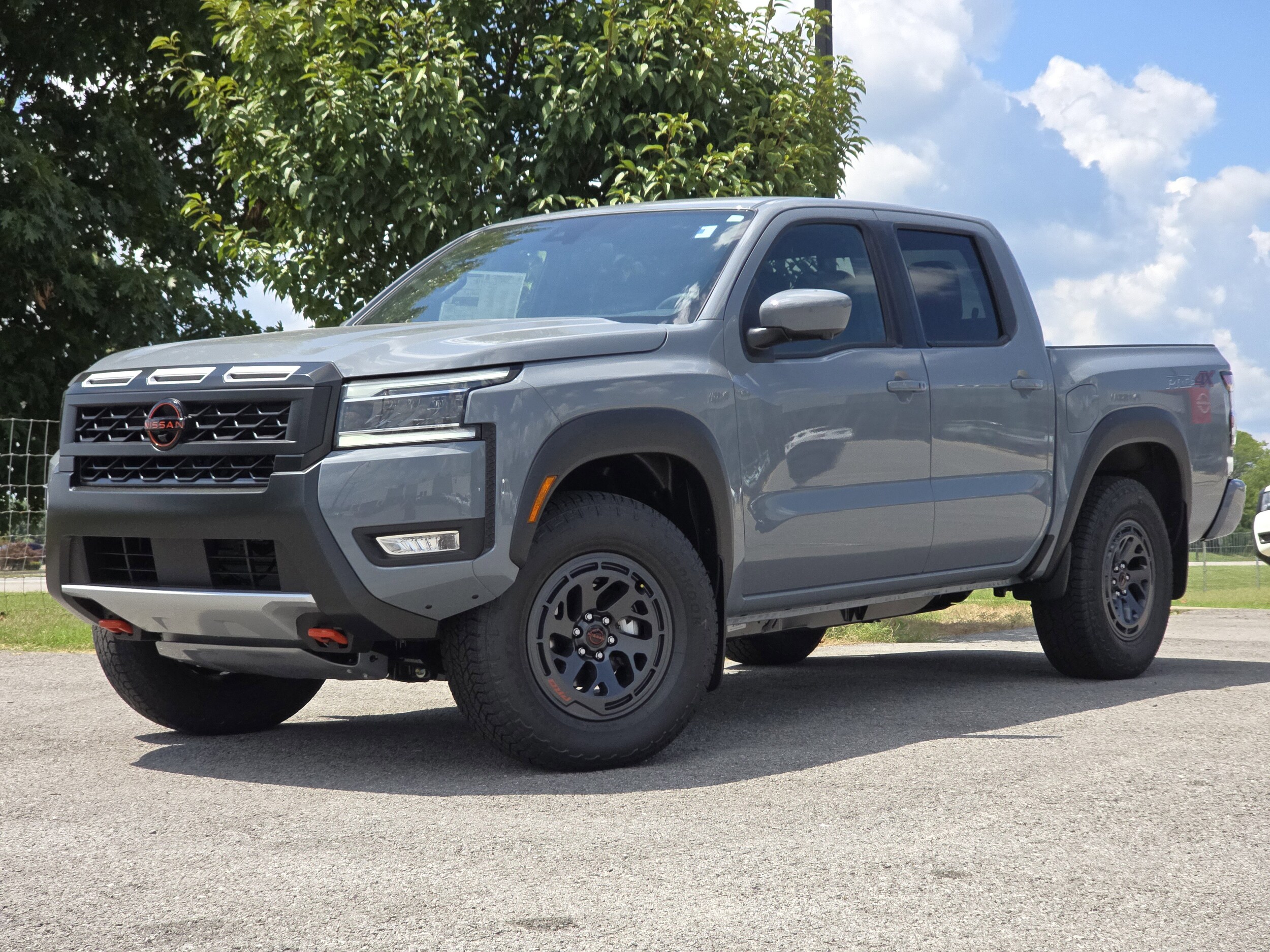 2025 Nissan Frontier PRO-4X Crew Cab photo 2