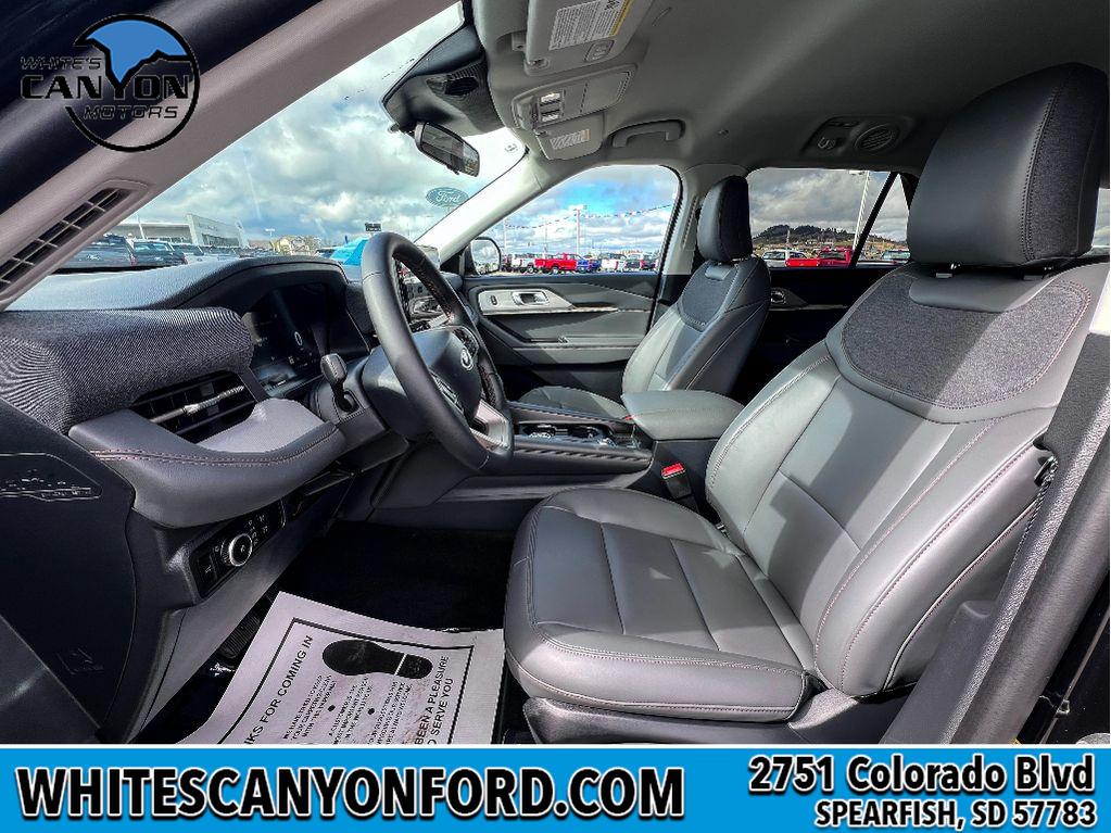 2025 Ford Explorer photo 3