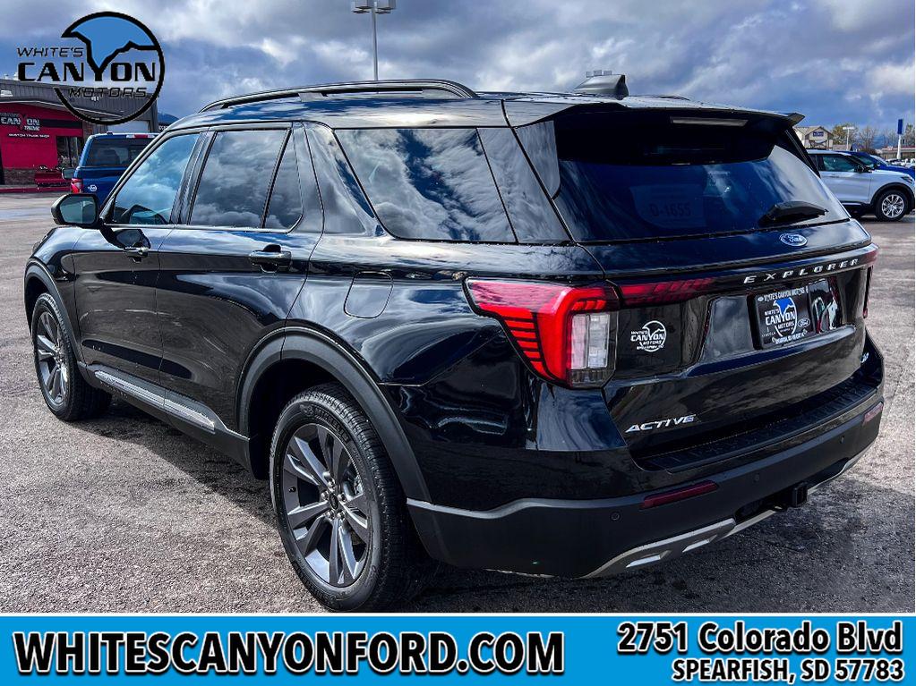 2025 Ford Explorer photo 2