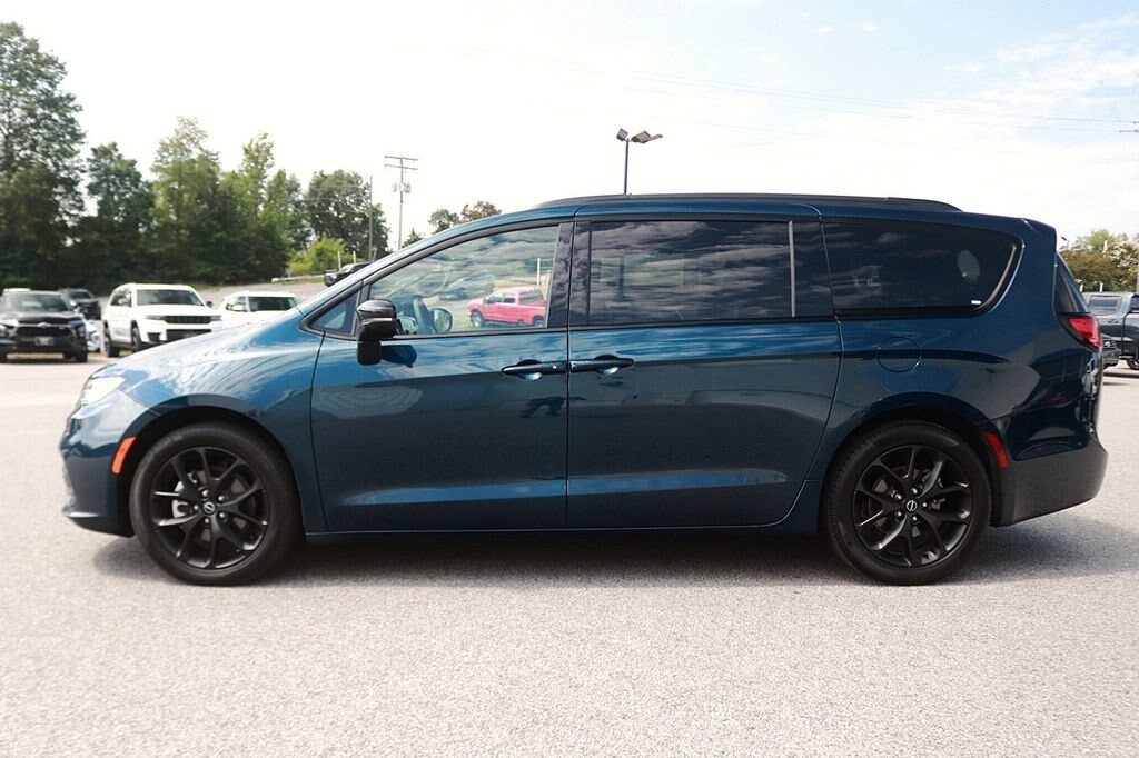 Used 2025 Chrysler Pacifica Limited