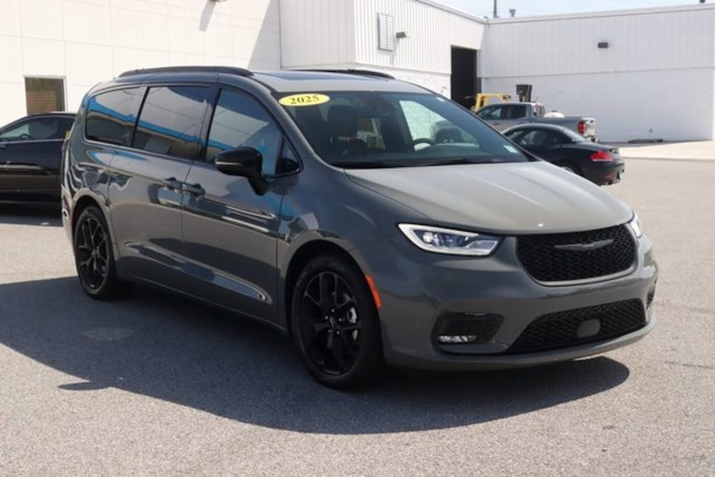 Used 2025 Chrysler Pacifica Limited