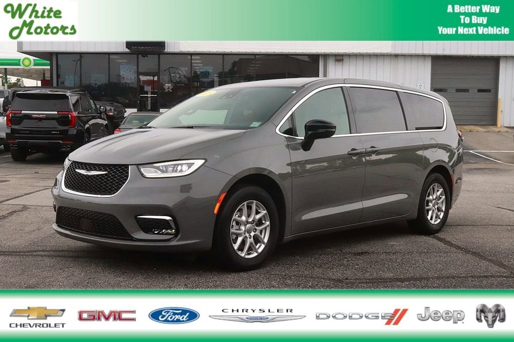 Used 2025 Chrysler Pacifica Select